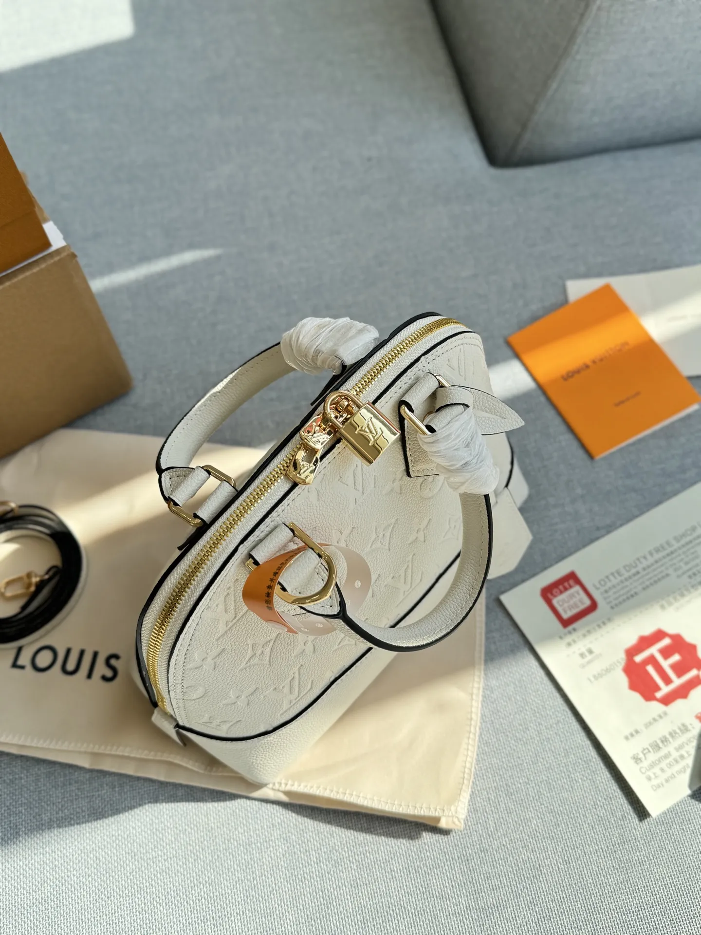 💰185 全套礼盒 size:24×18 LV NÉO Alma BB 压纹 贝壳包手提包 LV贝壳包超级经典的一款了,永远不会过时的那种! 容量也很充足,主要是这个贝壳样子的设计太挫我啦! 柔软的感觉内里层与鲜明的颜色。这款休闲包非常轻薄,全皮压花贝壳包内部空间宽敞,携带方式多样,是最理想的日常包。