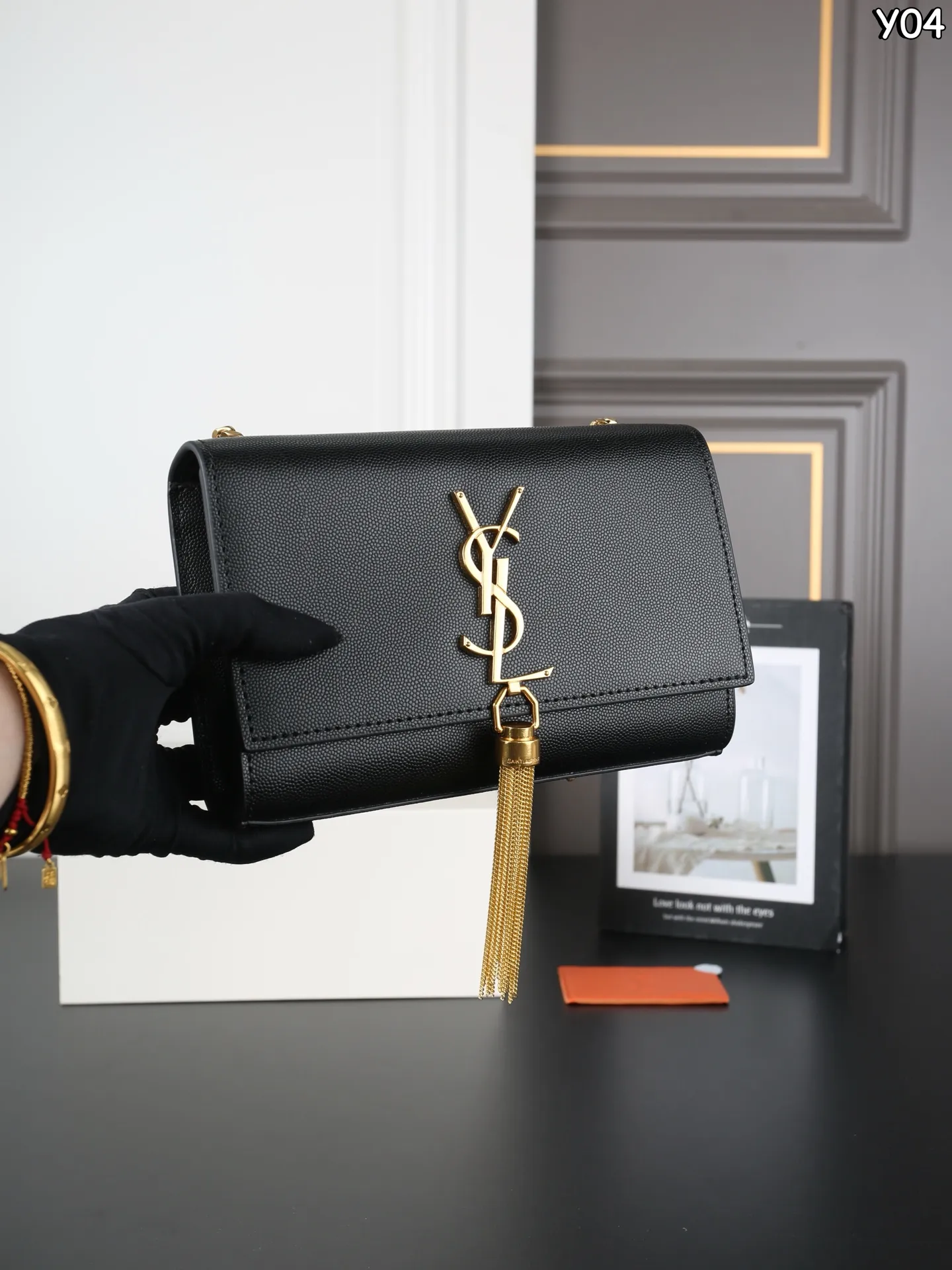 P160 全套礼盒 圣罗兰 YSL KATE 鱼子酱 流苏包链条单肩斜挎包 流苏超复古 满满的高级感 特别是流苏的材质,简直不要太好了!很有沉度的 经典流苏Kate也太🉑了吧‼️ 粒面牛皮耐磨耐用,链条可随意调节变换背法,既可斜背又可腋下,更是完美晚宴包! 尺寸:20×13