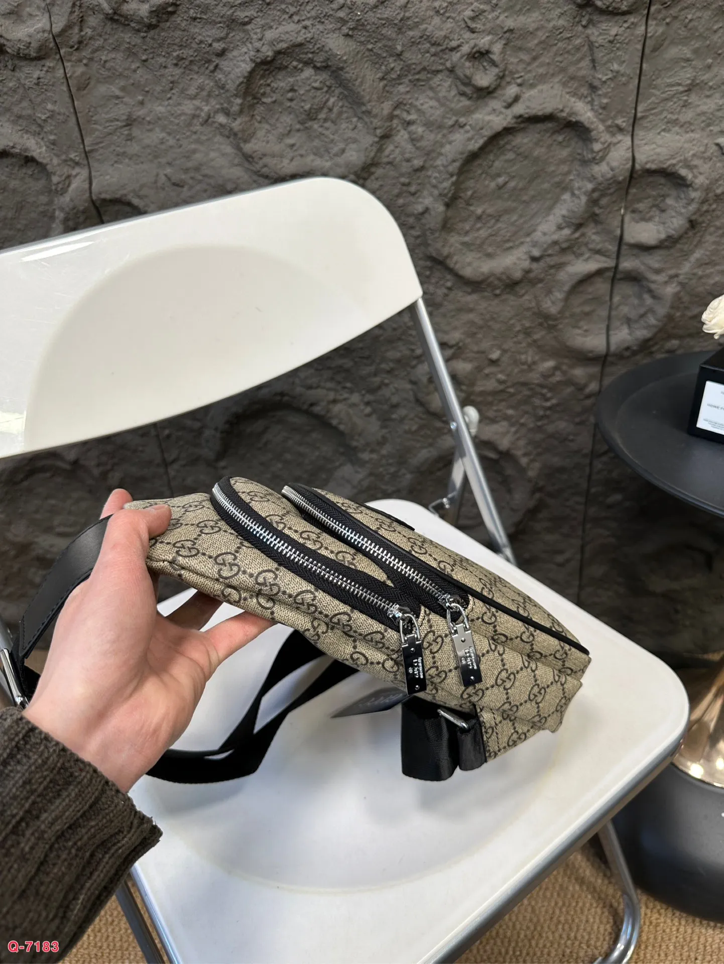 💰80 酷奇达胸包斜挎单肩包 采用精湛镶嵌细工 实物拍摄 原厂原版面料 尺寸:16.27cm