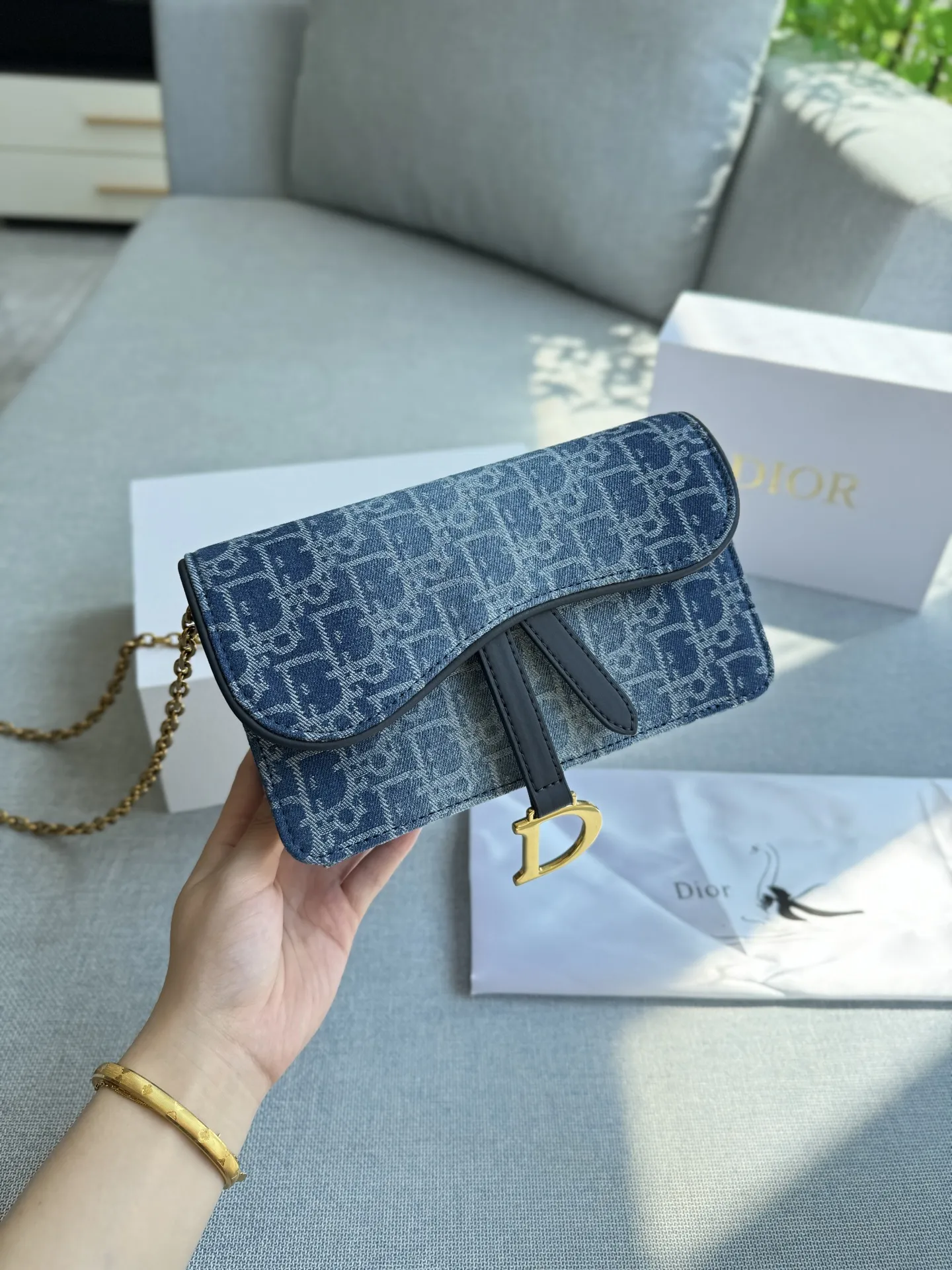 💰130 折叠盒 size：22&times;13 DIOR迪奥 Saddle 马鞍包 链条包 单肩包 复古精很‬致... 搭配古铜铜色‬质链条⛓️ 包身整体呈现为利落的方正廓形，点睛之笔在于那覆盖其上的弧形包盖&mdash;&mdash;这正是对传奇马鞍造型的优雅诠释； 百变背法，随心切换