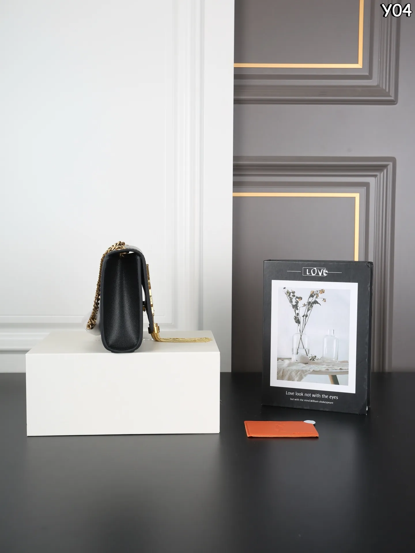 P160 全套礼盒 圣罗兰 YSL KATE 鱼子酱 流苏包链条单肩斜挎包 流苏超复古 满满的高级感 特别是流苏的材质,简直不要太好了!很有沉度的 经典流苏Kate也太🉑了吧‼️ 粒面牛皮耐磨耐用,链条可随意调节变换背法,既可斜背又可腋下,更是完美晚宴包! 尺寸:20×13