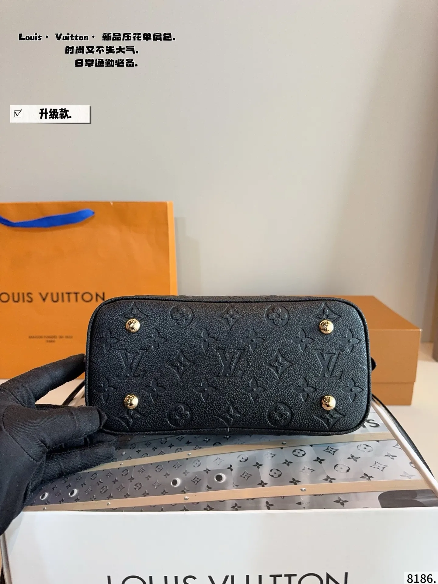 p195.配礼盒🎁. LV 路易威登 贝壳包 新品系列最新Teddy系列🐒高版本 贝壳包 手感超级好 搭配起来超级美腻 超级推荐 走秀款同步 上身效果好 原版五金带logo 超级洋气 奢华高贵的象征 走秀款 人手一只s 尺寸:24*11*17cm