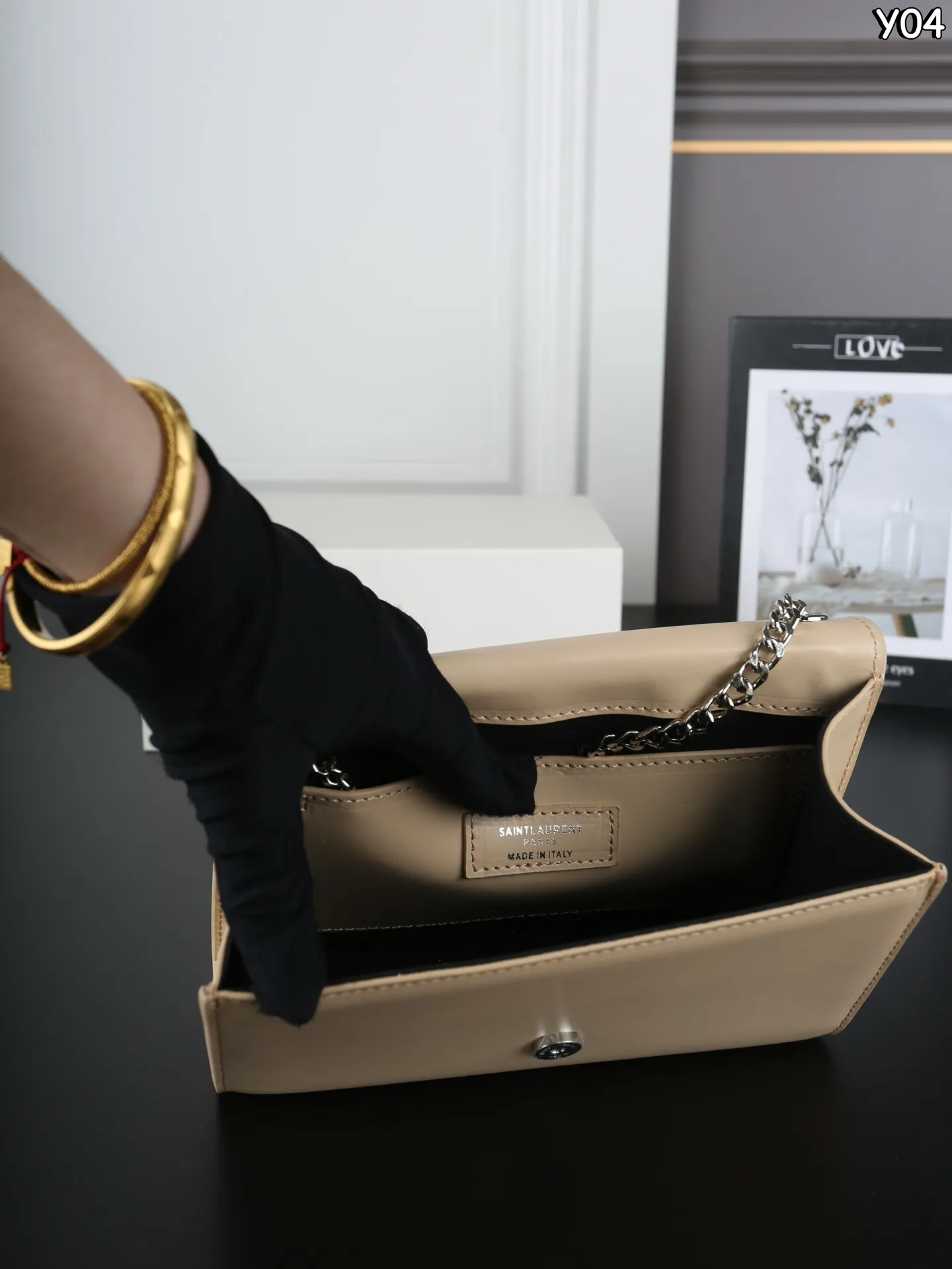 P150 全套礼盒 圣罗兰 YSL KATE 平纹 流苏包斜挎单肩包 链条包 简约又高级!正面YSL Logo+流苏链条,细节满分。 通勤约会都OK。 是都市女生必入的经典款! 这个也太好看了吧! 尺寸:20×13