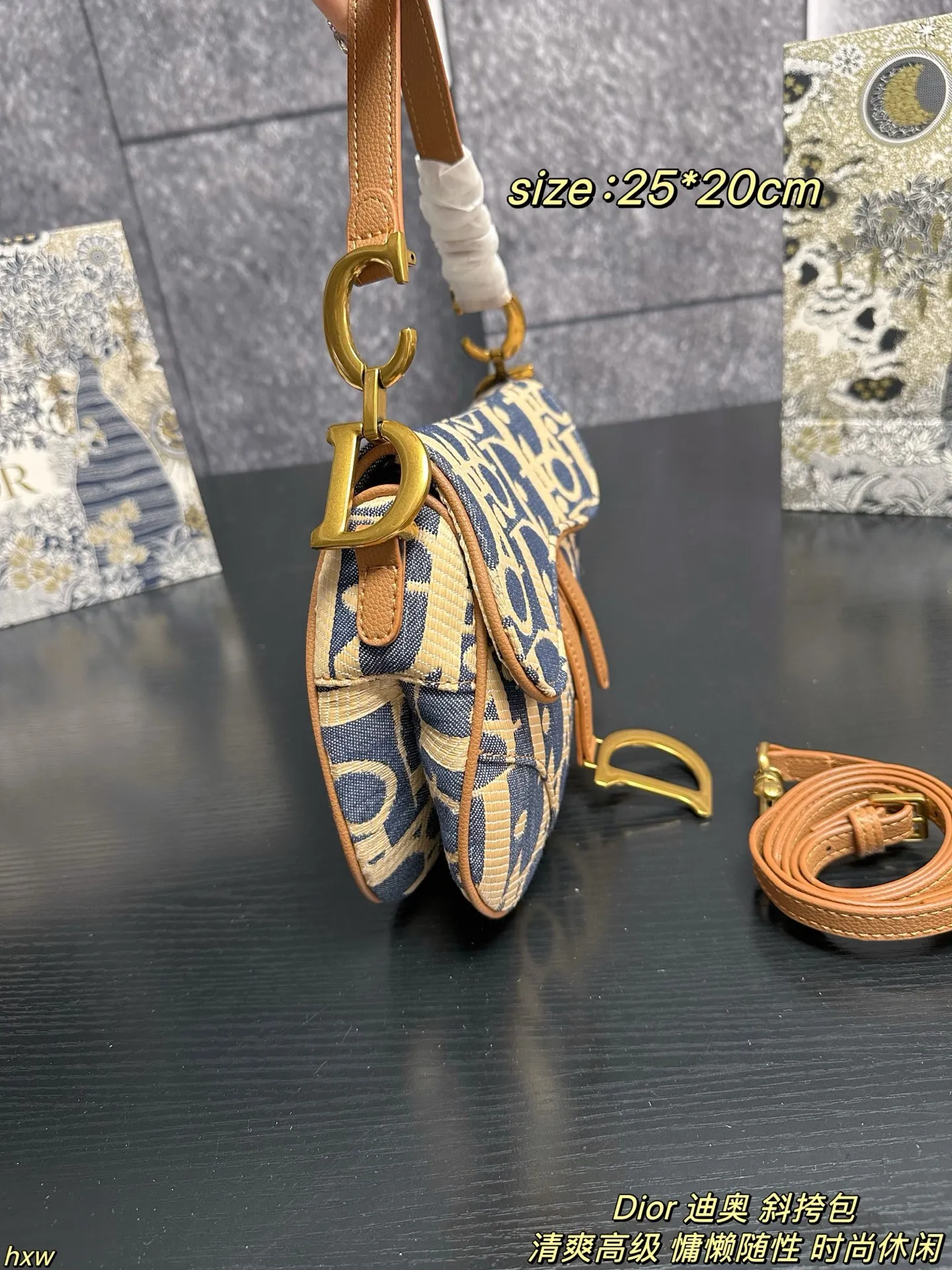 P160配盒 Dior 迪奥 斜挎包 迪奥家2025早春这款蓝米拼色酒椰草Oblique也太仙了吧!迪奥家的灵魂印花,辨识度💯!永不过时的存在,比全皮更特别!自带度假慵懒感,质感独特又轻盈。背出去是焦点! 尺寸:25*20cm