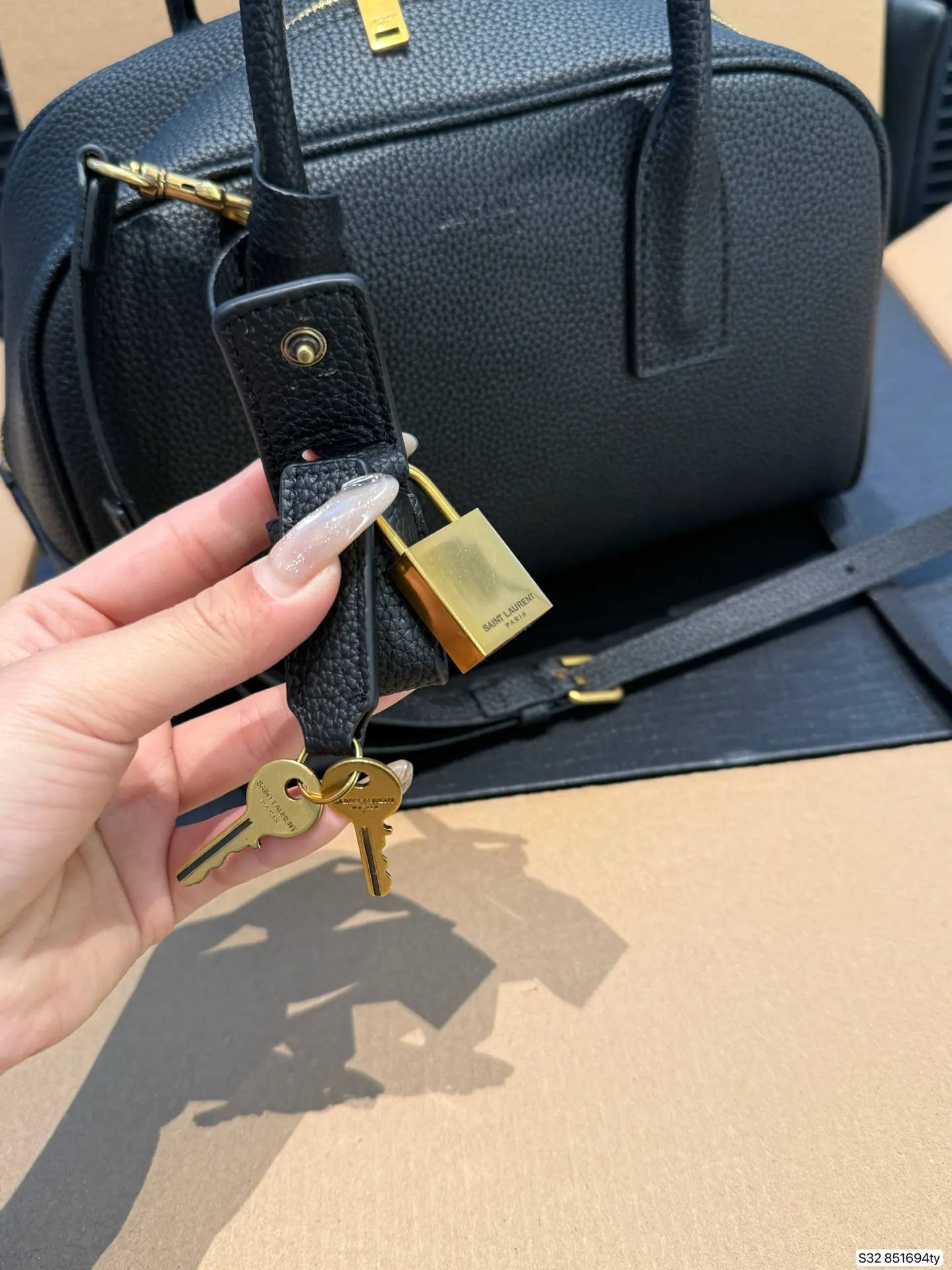 P210配飞机盒 折叠盒 YSL圣罗兰新款|保龄球包 新款乖巧的小包包手拎或者斜挎都可 日常的物品统统放的下 尺寸25 17 货号851694