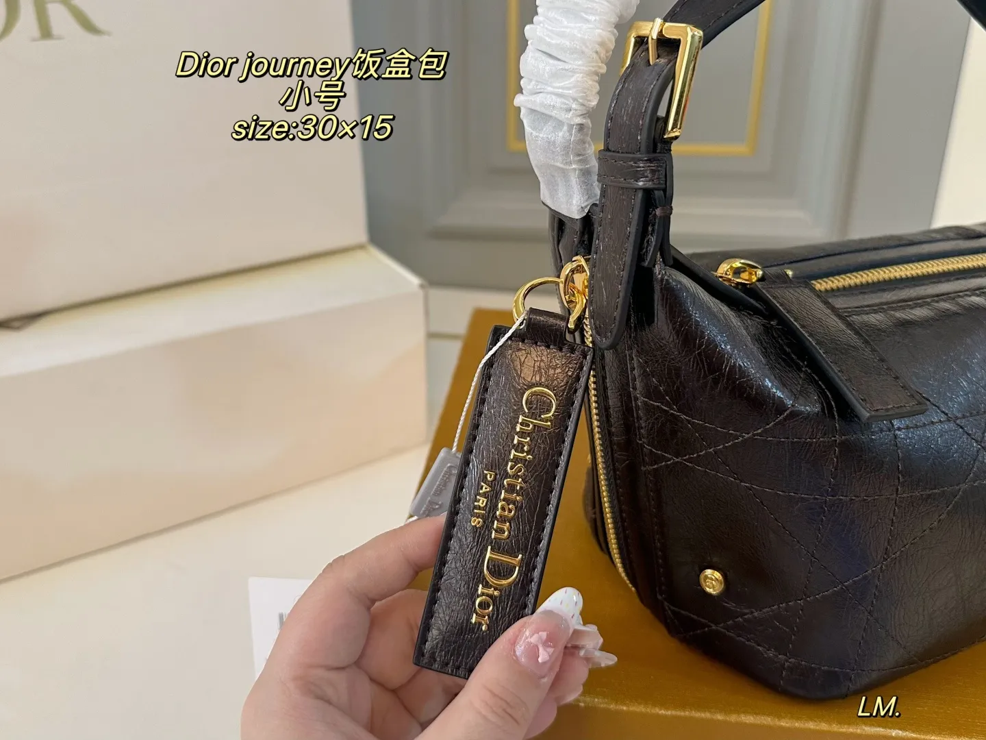 P240 小号(折叠盒) size:30×15 DIOR迪奥新款journey饭盒包💕 自带松弛感的hobo包 慵懒随性 可调节肩带,随意变换多钟背法 质感无敌,手感软糯 时尚百搭‼️