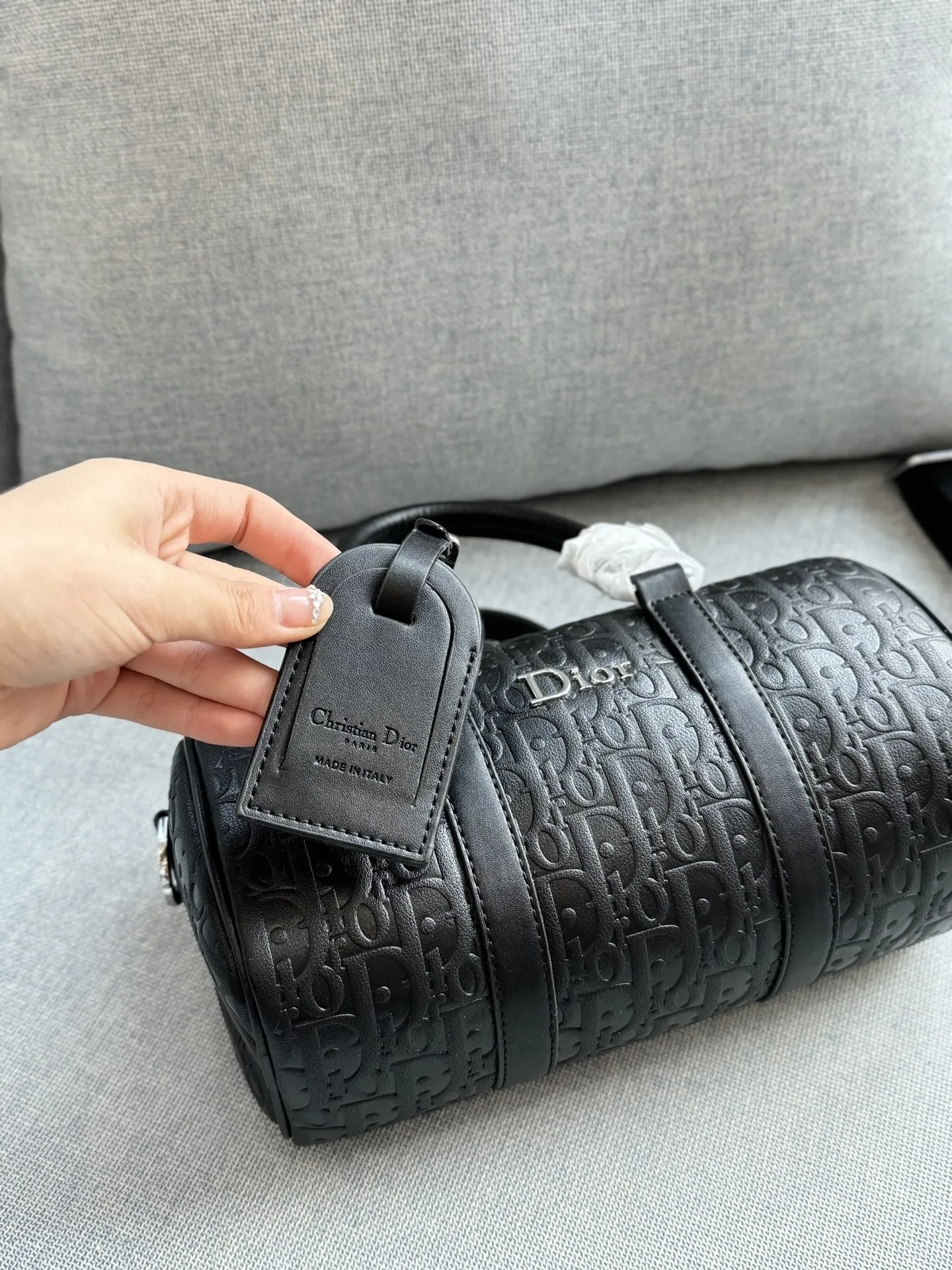 💰130 size：25&times;14 DIOR迪奥 波士顿包 枕头包单肩包 采用高品质小牛皮，哑光质感+经典压纹，低调又高级。包型简约，手提斜挎都 OK，配可拆卸肩带，灵活百搭!