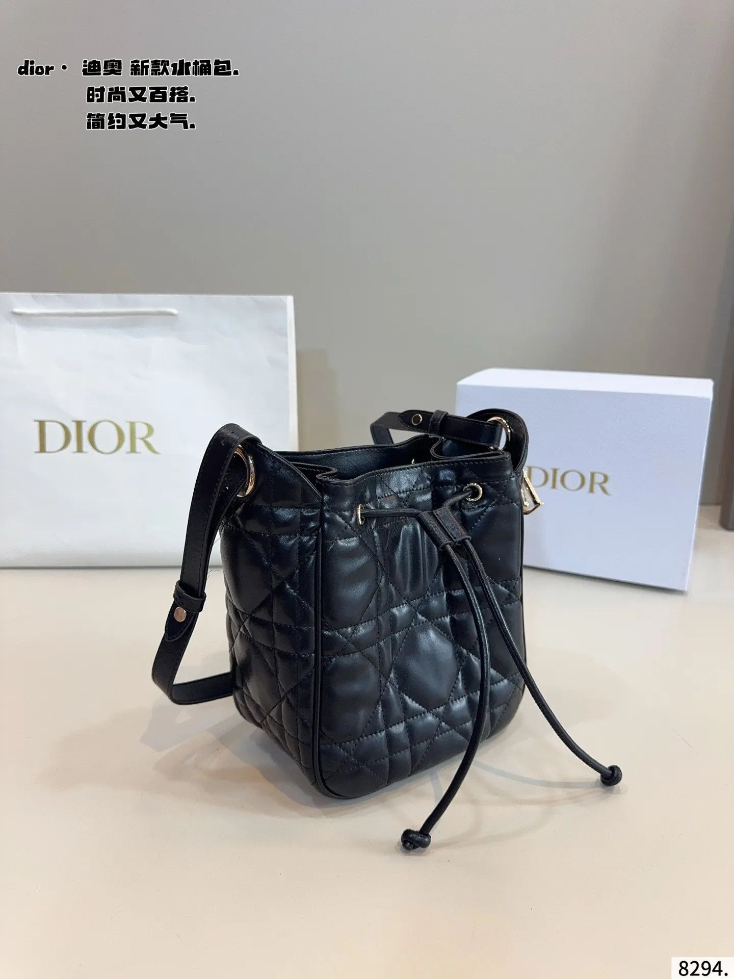 p200配礼盒🎁 D家 迪奥新款 caro 水桶包. 又酷又甜的水桶包 出門随手一拎就很好看 Dior新品真的太戳我拉 CEST DIOR出场就是王炸! 这个小水桶太太太有设计感拉 这种容量非常感人 一直焊死在身上的水桶尺寸：18*11*20cm