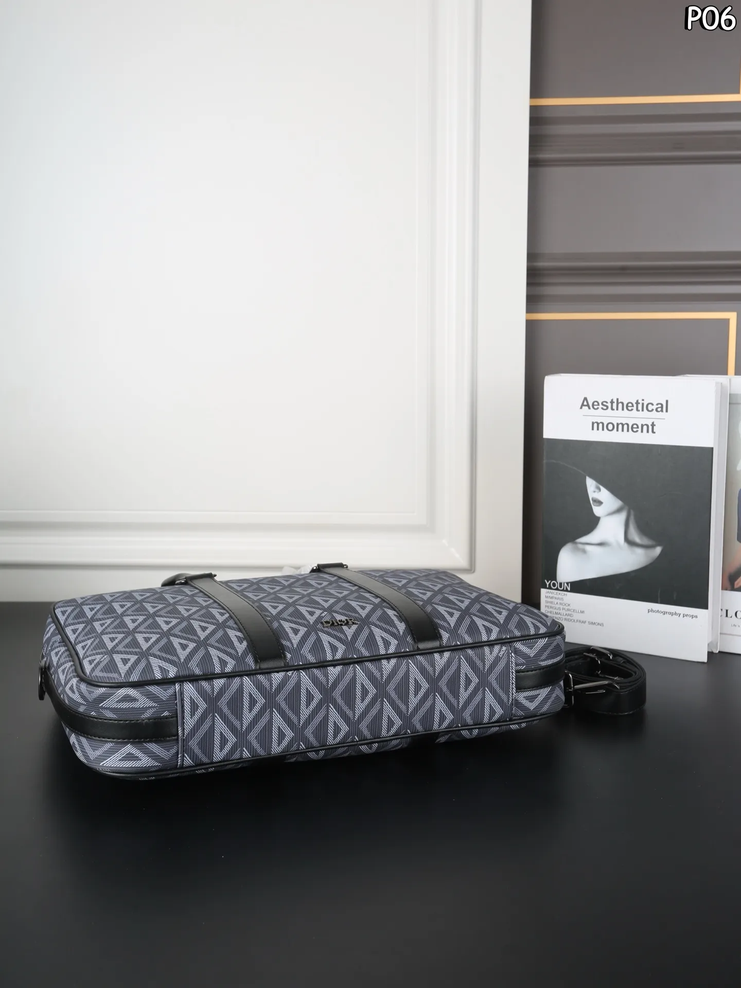 P160 DIOR迪奥 CD图案 单肩斜挎手提公文包 无法抗拒！商务人士梦中情包 可调节的肩带设计，提供了手提、肩背或斜挎的多种携带方式，搭配铝扣细节，更显精致与高级感 - 尺寸：38&times;28