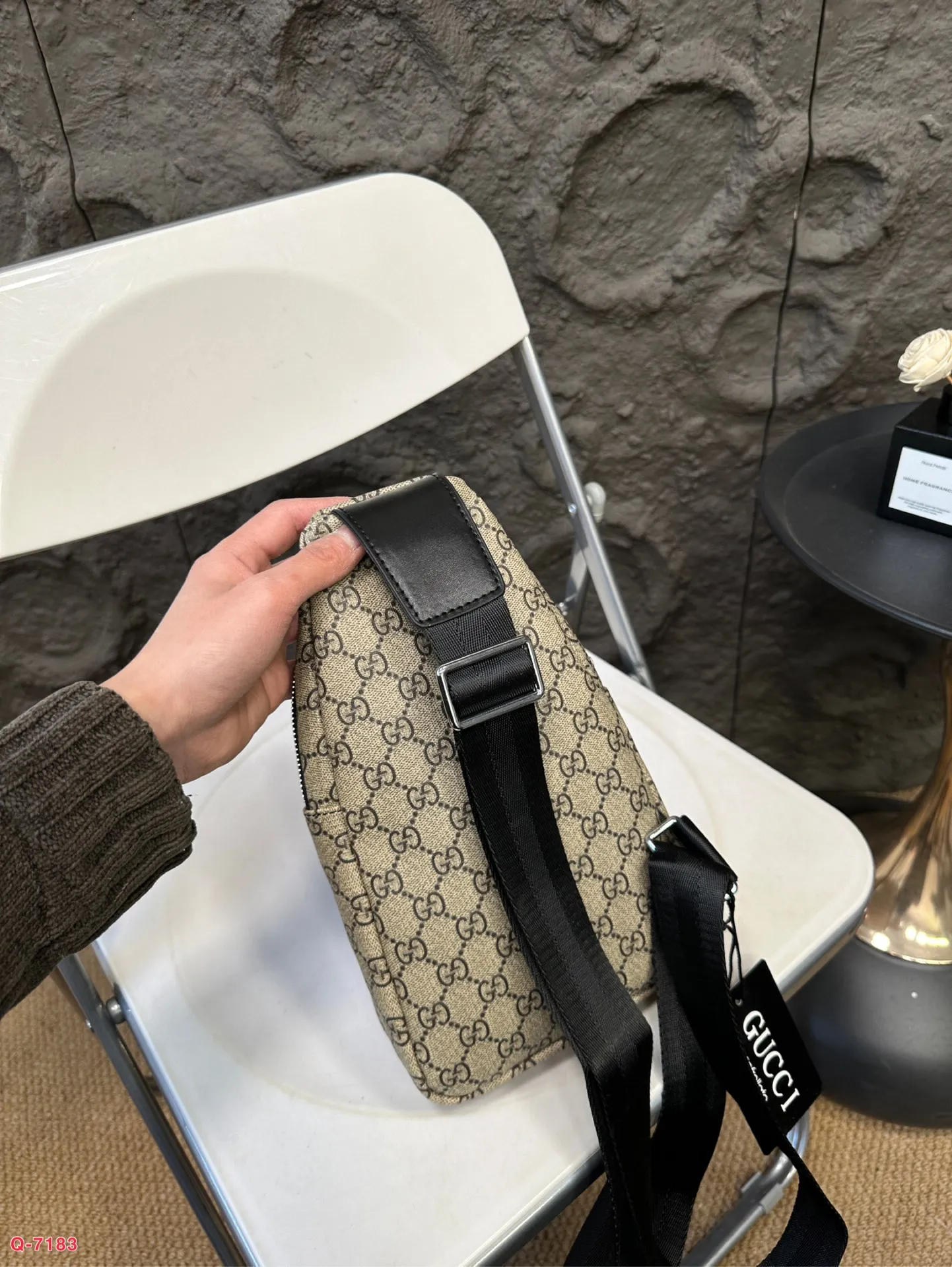 💰80 酷奇达胸包斜挎单肩包 采用精湛镶嵌细工 实物拍摄 原厂原版面料 尺寸:16.27cm