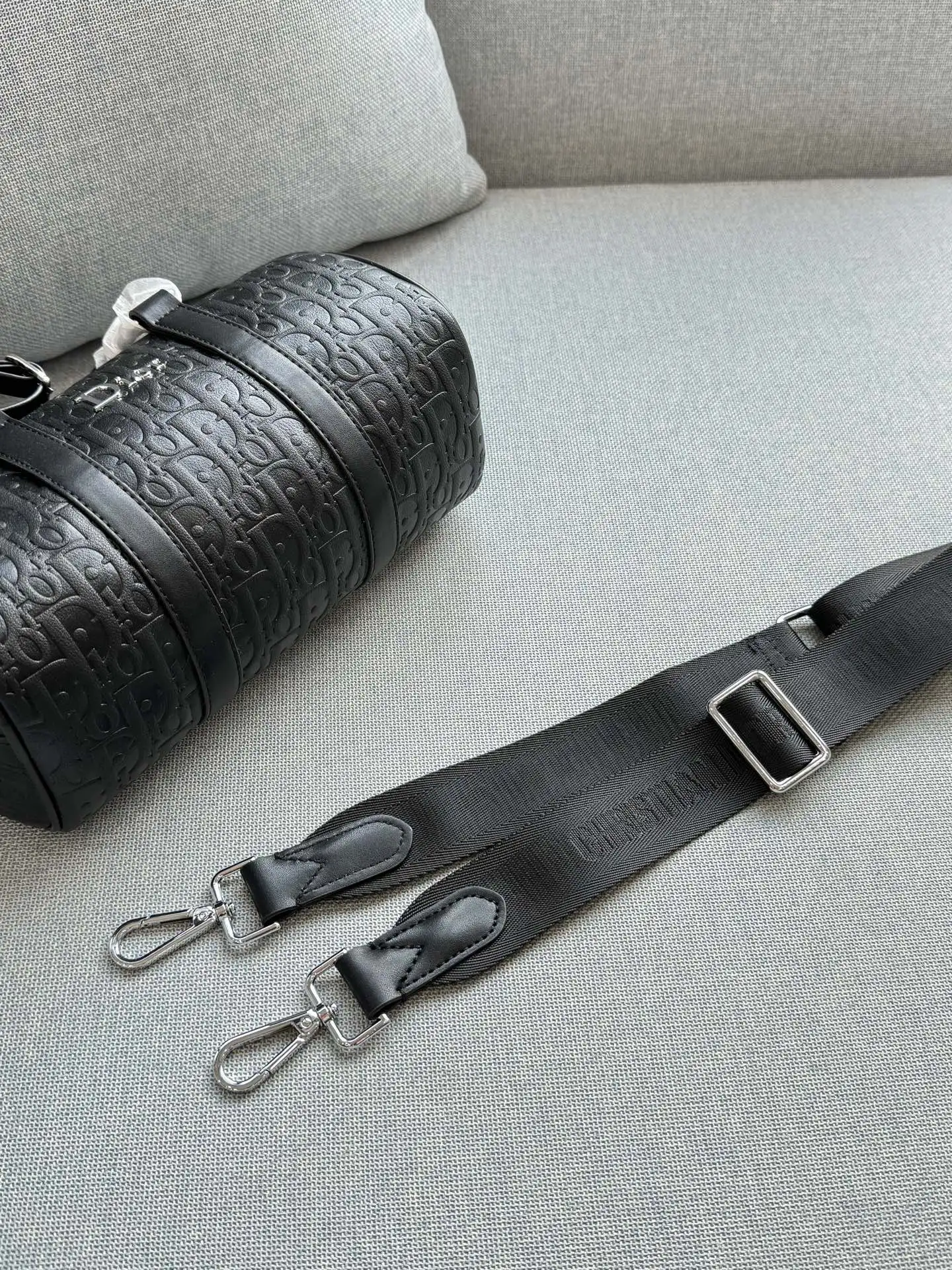 💰130 size：25&times;14 DIOR迪奥 波士顿包 枕头包单肩包 采用高品质小牛皮，哑光质感+经典压纹，低调又高级。包型简约，手提斜挎都 OK，配可拆卸肩带，灵活百搭!