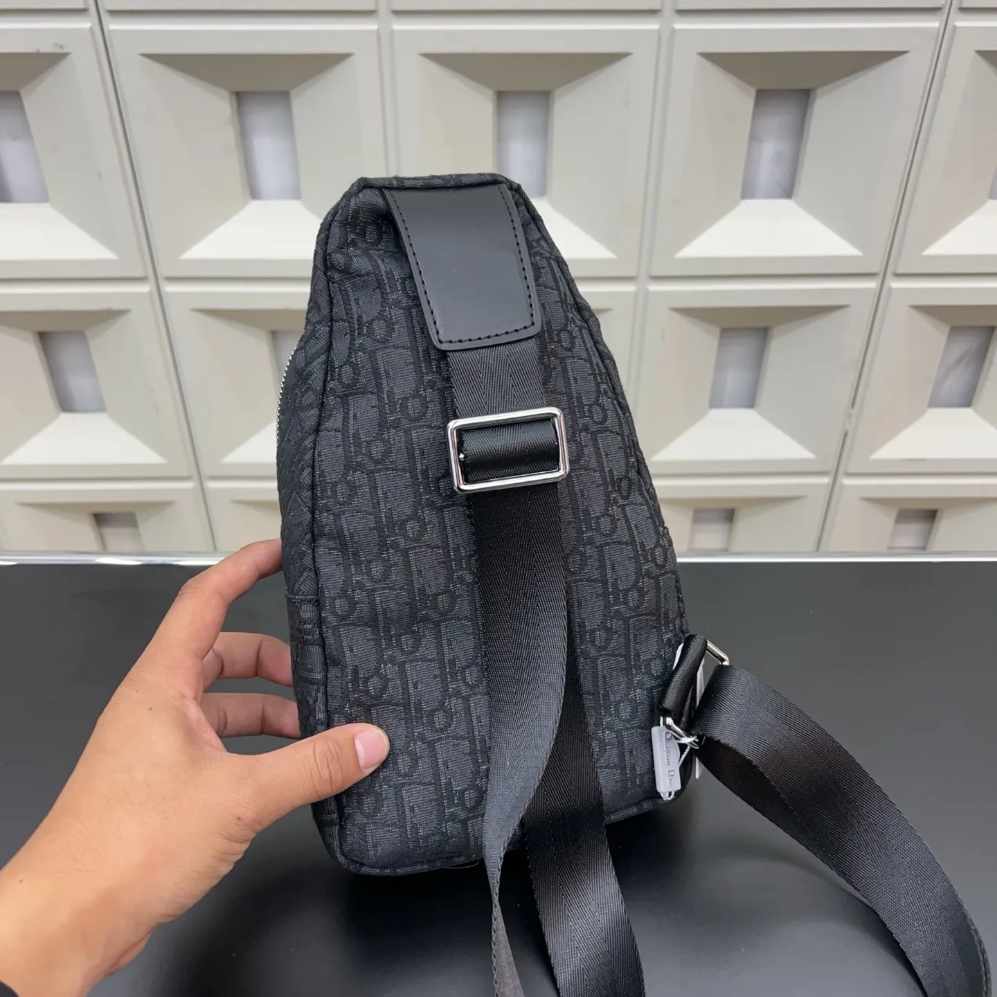 P80 Dior 迪奥 CD胸包 牛仔布 斜挎单肩背包 实物拍摄 原厂原版面料 配送防尘袋 28 x 17 cm。