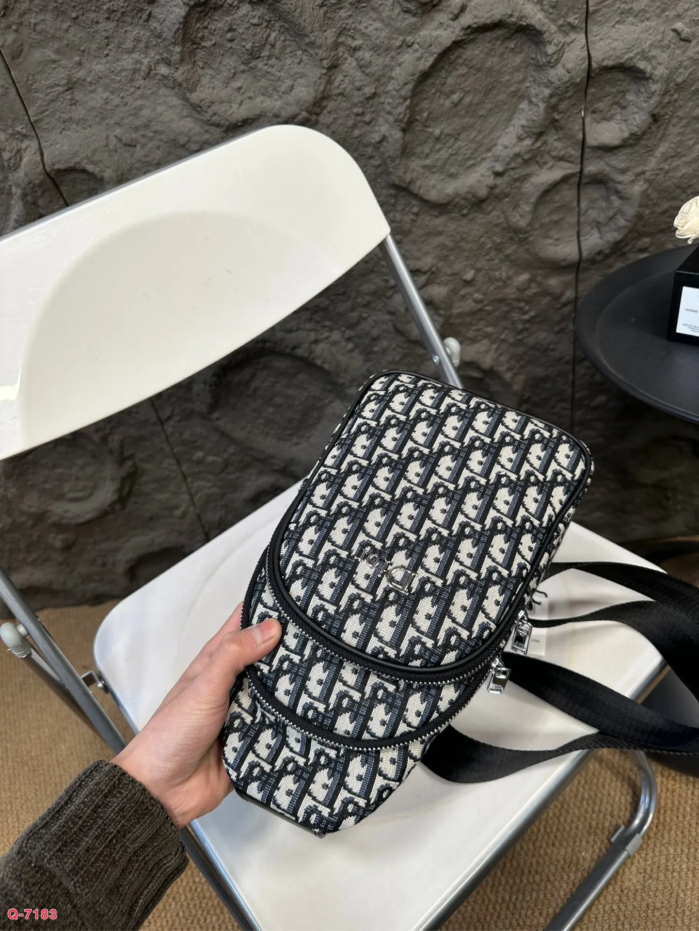 💰80 LV达胸包斜挎单肩包 采用精湛镶嵌细工 实物拍摄 原厂原版面料 尺寸：16.27cm