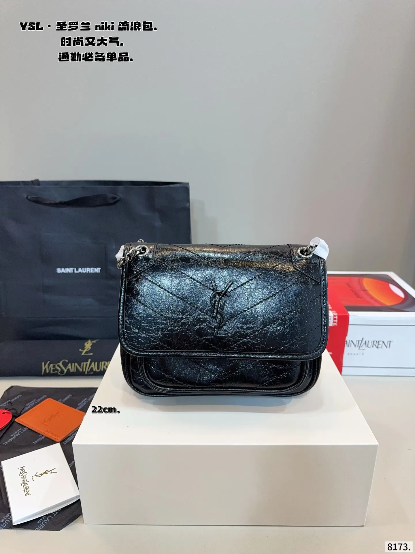p200，p180.配礼盒🎁. 圣罗兰 niki 流浪包 专柜新款Ysl圣罗兰 早已成为明星/网红们最爱的这只 低调却超显高逼格气质 据说是ysl girl人手必备 优雅高贵的她成为潮流人士口中最爱的It Bag制造机 拥有无穷魅力 时尚感极强 柔软质感 黑色五金十分抢眼 单肩/斜挎百搭各种服饰 尺寸：28*9*21/22*7*17cm