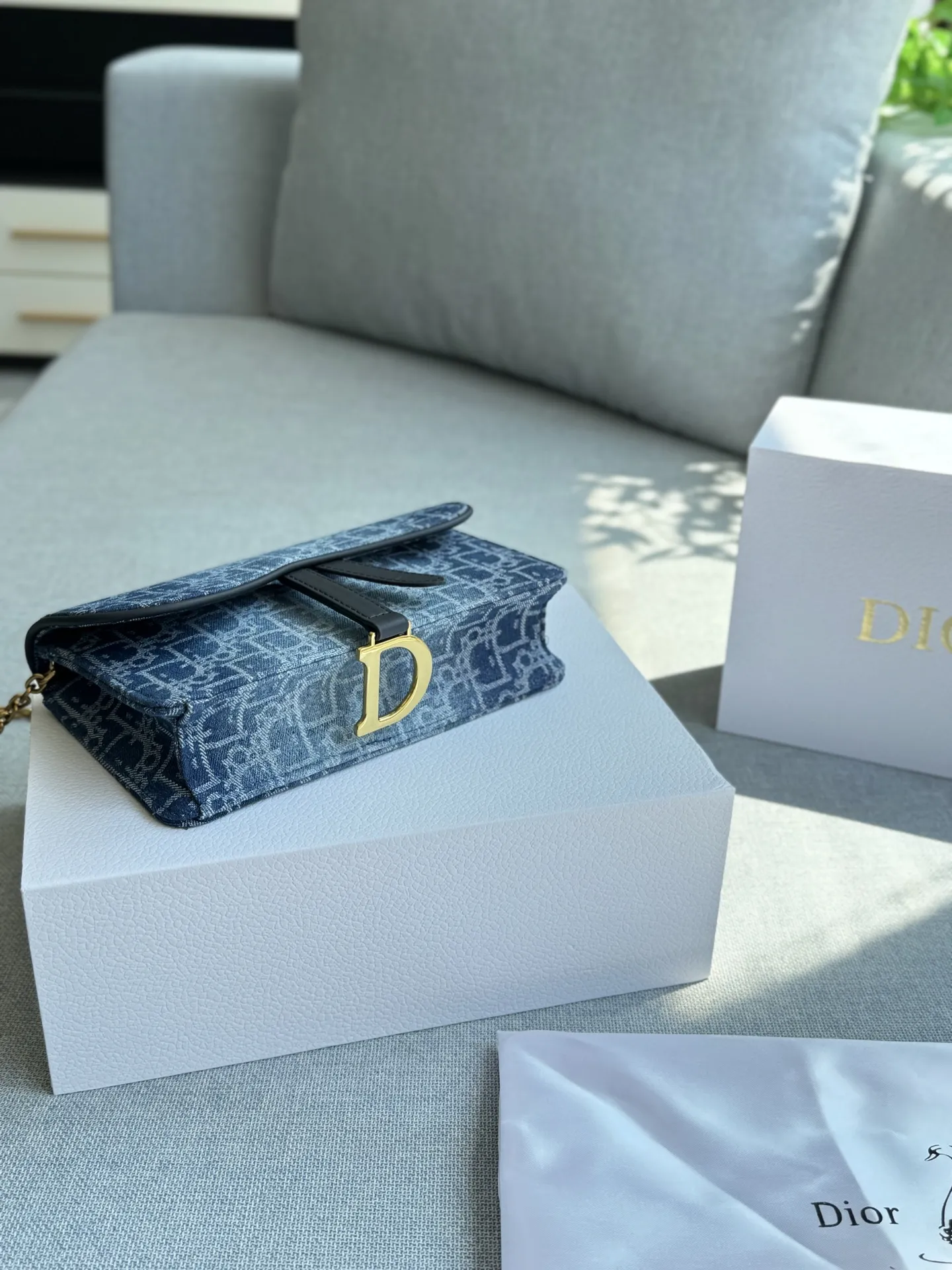 💰130 折叠盒 size：22&times;13 DIOR迪奥 Saddle 马鞍包 链条包 单肩包 复古精很‬致... 搭配古铜铜色‬质链条⛓️ 包身整体呈现为利落的方正廓形，点睛之笔在于那覆盖其上的弧形包盖&mdash;&mdash;这正是对传奇马鞍造型的优雅诠释； 百变背法，随心切换