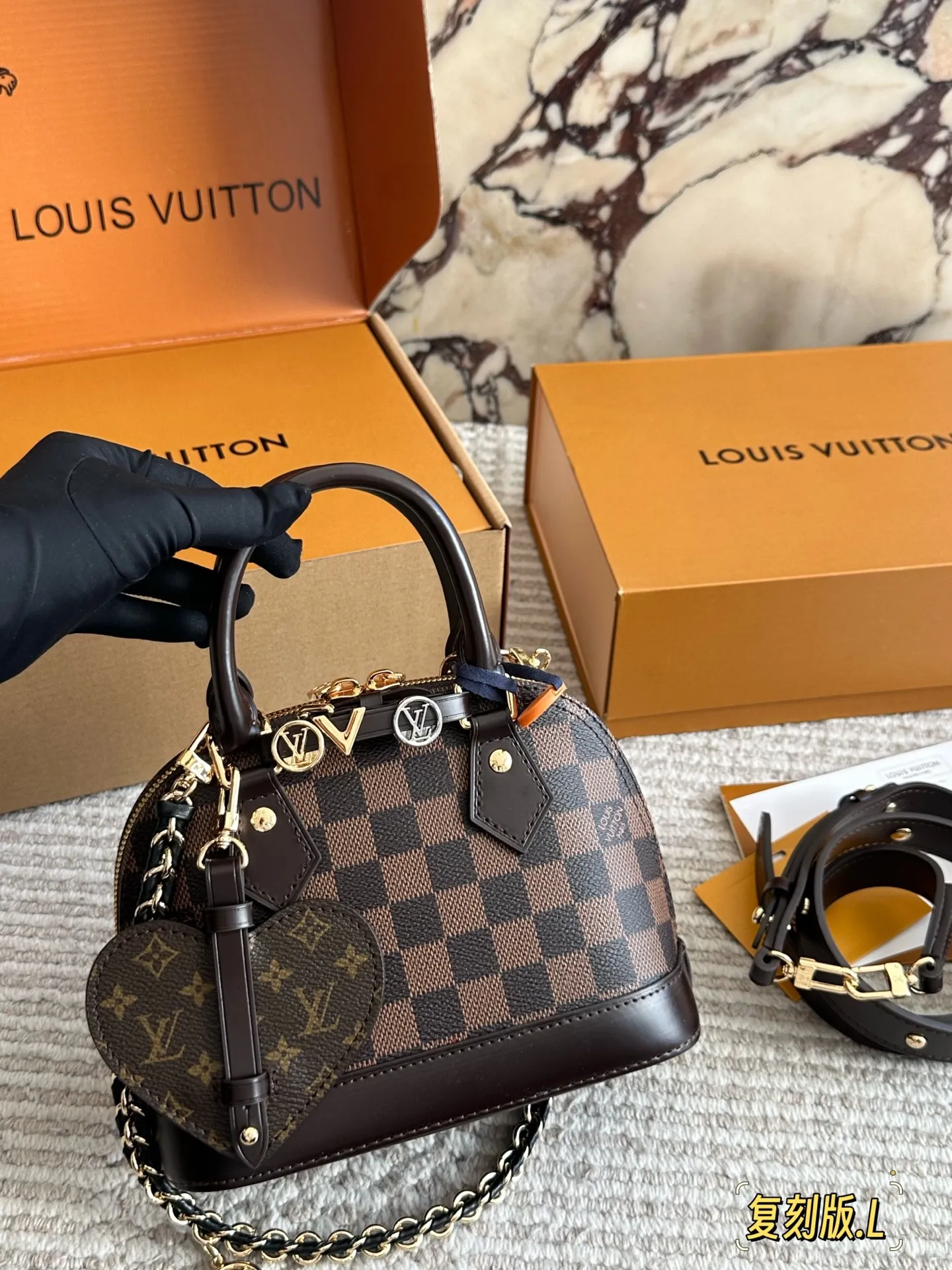 💰 220 配盒 size: 21 16cm L家 Alma贝壳包 内敛!深沉!有味道! 这款百搭的经典手袋 依然很受现代的青睐!