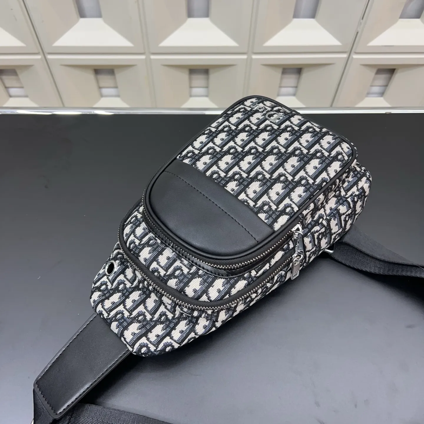 P80 Dior 迪奥 CD胸包 牛仔布 斜挎单肩背包 实物拍摄 原厂原版面料 配送防尘袋 28 x 17 cm。