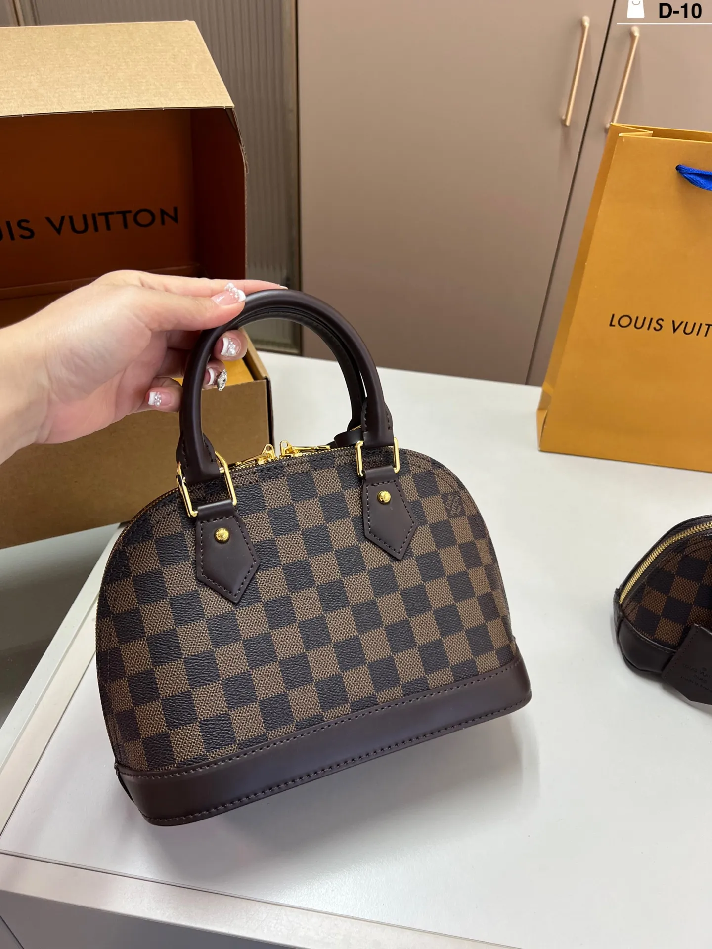 大💰p145 LV/ 路易威登 贝壳包 手感超级好 搭配起来超级美腻 超级推荐 走秀款同步 人手一只。 D-10尺寸25×19/19×13折叠盒