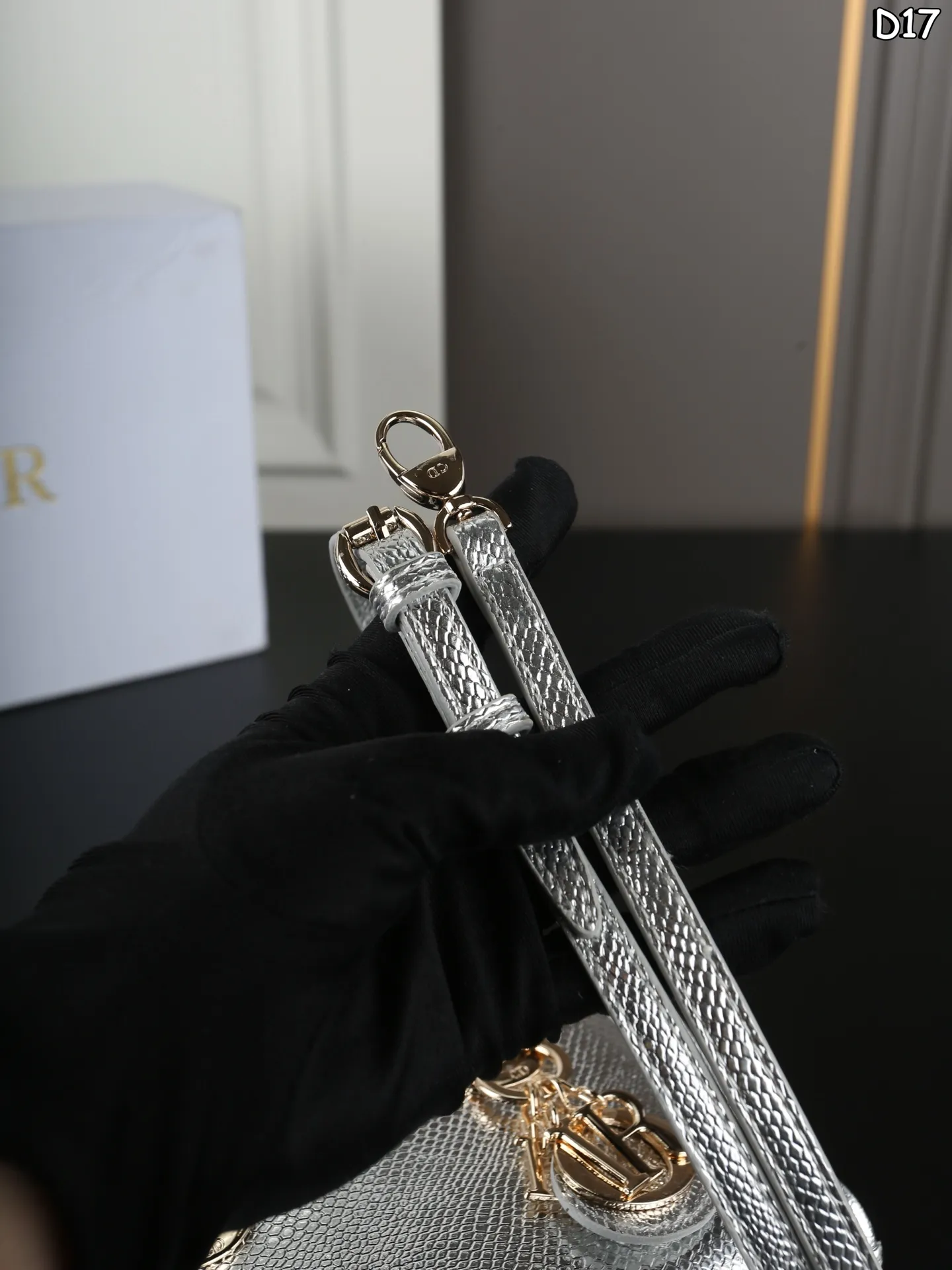 大P190 折叠盒 小P160 折叠盒 DIOR迪奥 Lady D-JOY 蜥蜴纹 横版戴妃包单肩斜挎手提包 酷girl也能背的🖤Dior蜥蜴皮🦎金属感戴妃❗️ 独特的稀有蜥蜴皮🦎质感超好 金属感⛓️的香槟色和银色 搭配深色上衣和牛仔裤街头感满满 时髦高级酷女孩必备🕶️ 尺寸:21×11/17×10