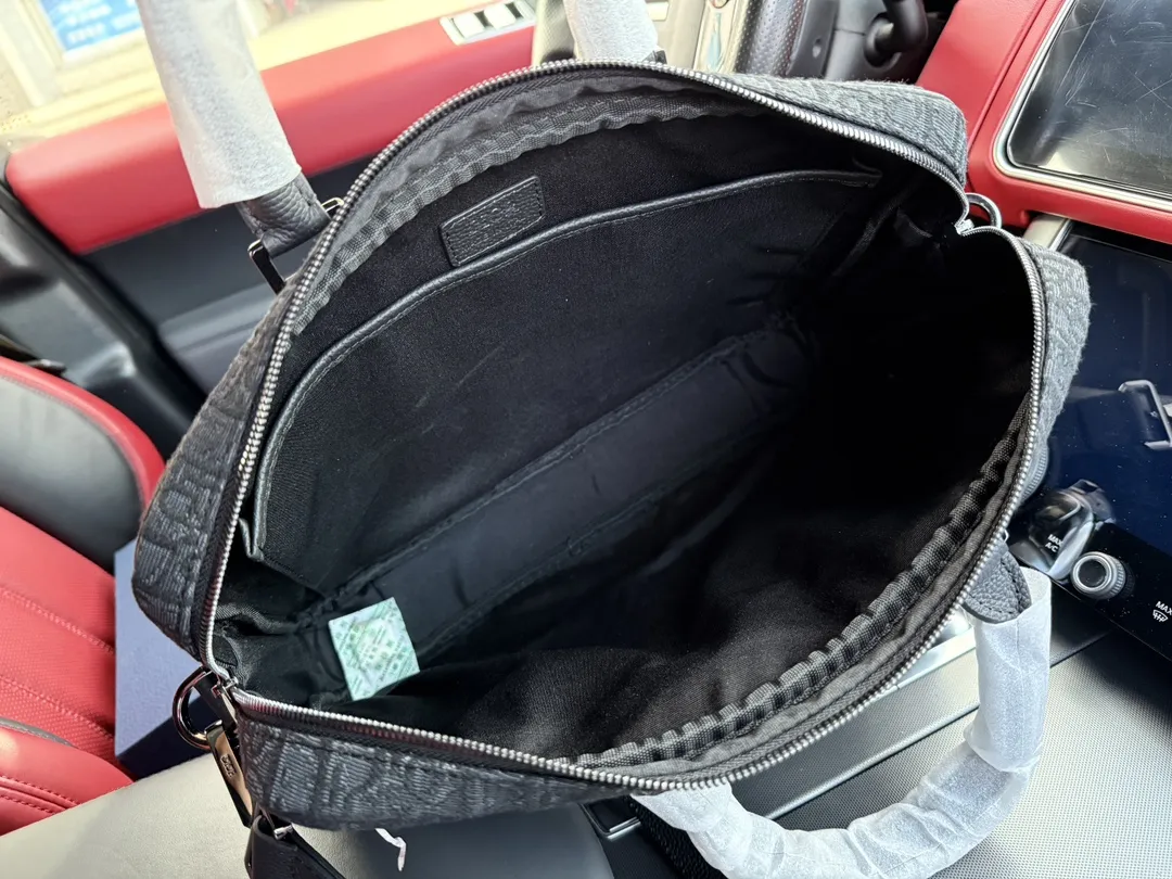 p245 牛皮版 📷高端货‼️ 新款 “ DIOR ”迪奥公文包💼 DIOR迪奥 OBLIQUE 印花Logo拆卸的皮革肩带 棉 单肩斜挎手提公文包 dior迪奥牛皮公文包 男款 黑色进口原厂面料🐂高清五金logo标志、专用里内里。顺滑拉链、油边平滑、做工精致每个细节到位!男人必备款。规格:38x28x6cm 配折叠礼盒🎁