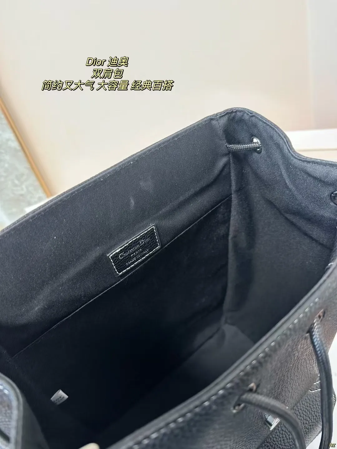 P185 Dior 迪奥 双肩包 这款马鞍双肩背包是二零二四秋季男装系列新品,采用时尚的原创设计,突显马鞍风格。黑色粒面牛皮革搭配对比鲜明的缉面线,正面饰以Dior标志。空间宽敞,设有一个隔层,可收纳各种日常用品,正面马鞍翻盖,可收纳钱包、钥匙、耳机或手机,便于轻松取用。实用百搭,是各式造型的点睛之笔。 尺寸:28*42CM