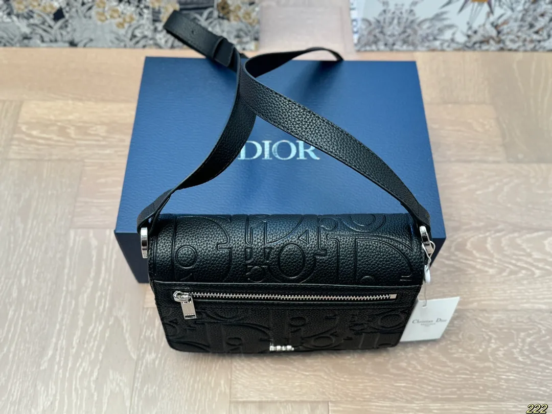 ¥150配盒 迪奥 Dior斜挎包 属于是一看就看上的类型 这款包是男包 但是男生女生都可以背 非常的百搭 可以适用于正式、休闲的场合 真的让我无法抗拒 尺寸21 16