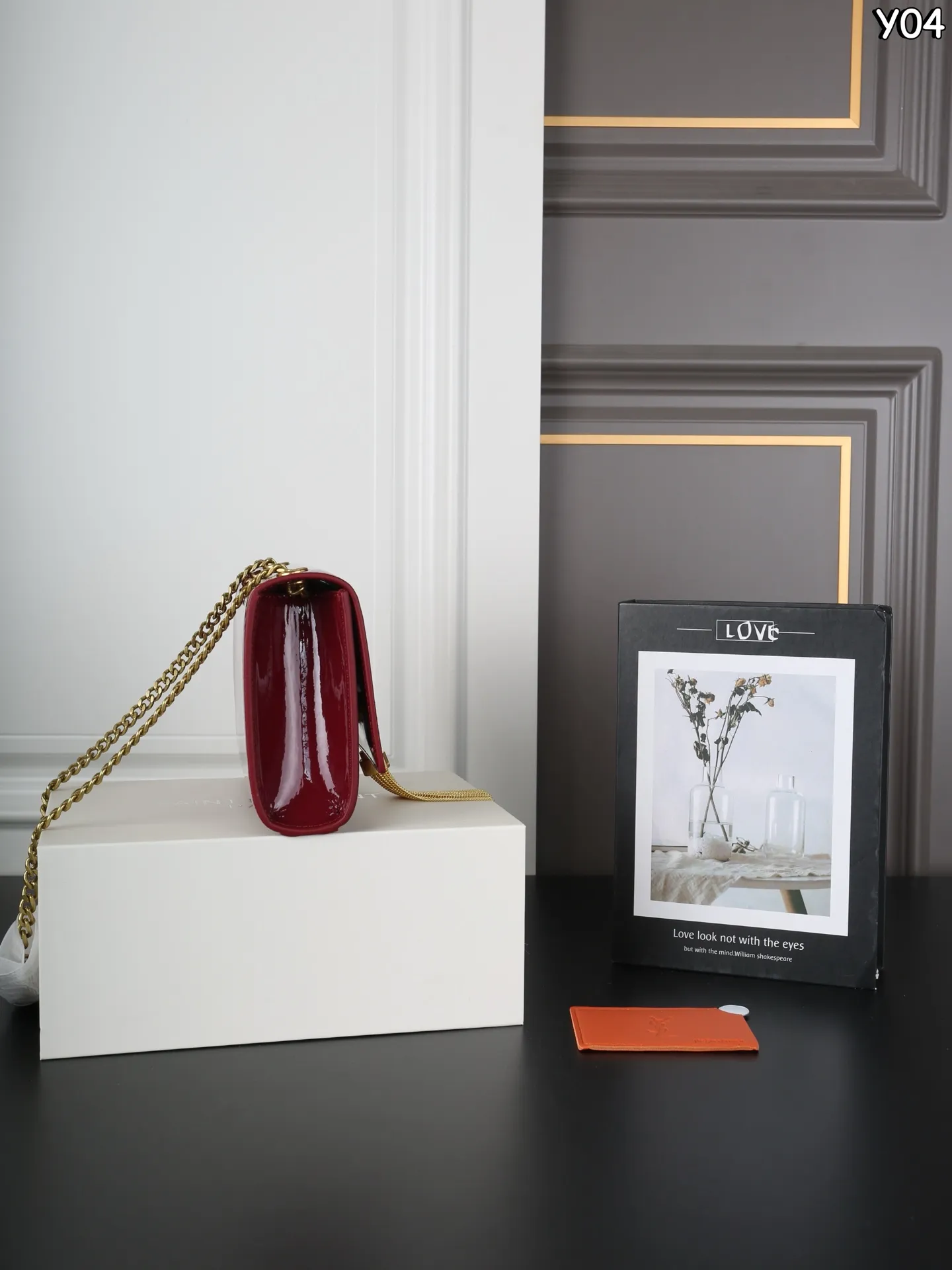 P150 全套礼盒 圣罗兰 YSL KATE 漆皮 流苏包链条单肩斜挎包 流苏超复古 满满的高级感 特别是流苏的材质,简直不要太好了!很有沉度的 经典流苏Kate也太🉑了吧‼️ 漆皮耐磨耐用,链条可随意调节变换背法,既可斜背又可腋下,更是完美晚宴包! 尺寸:20×13