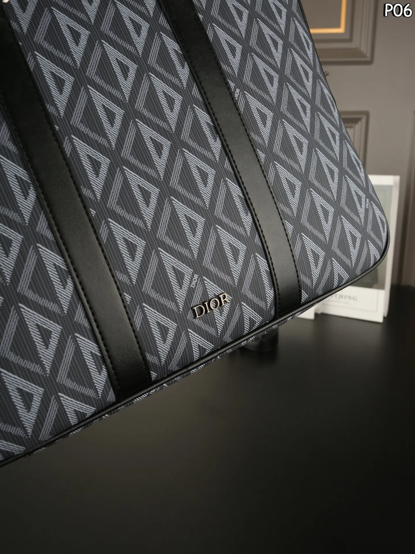 P160 DIOR迪奥 CD图案 单肩斜挎手提公文包 无法抗拒！商务人士梦中情包 可调节的肩带设计，提供了手提、肩背或斜挎的多种携带方式，搭配铝扣细节，更显精致与高级感 - 尺寸：38&times;28