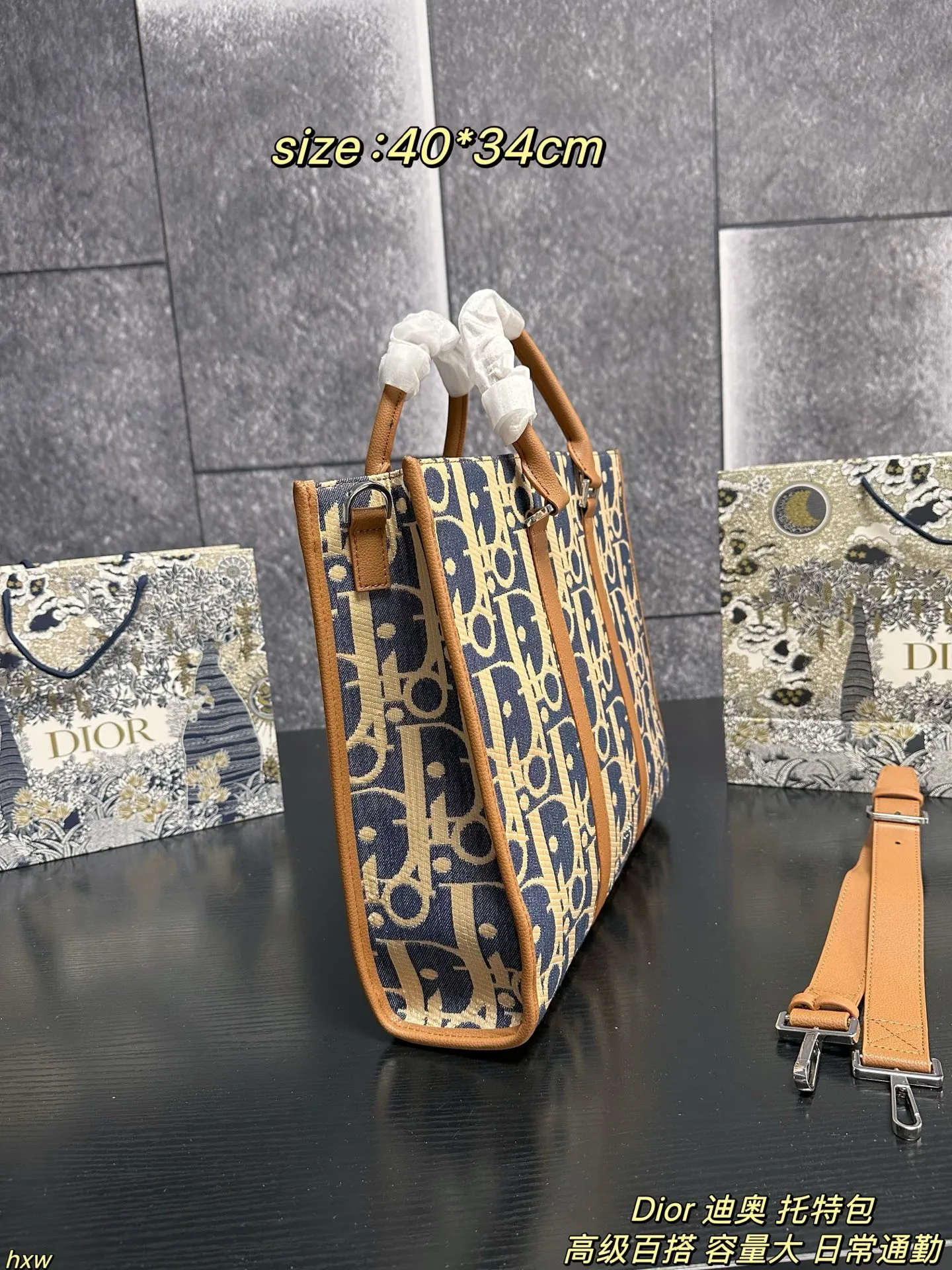 P175 Dior 迪奥 托特包 它延续了Dior经典的老花帆布设计,复古又时尚,满满的高级感。老花图案搭配精致刺绣,每一处细节都彰显着品牌的匠心独运,背上它,你就是街头最靓的仔!而且这个包型简约又大气,手提或者肩背都超有范儿,无论是通勤、约会还是出游,都能轻松hold住场面~ 尺寸:40*34cm