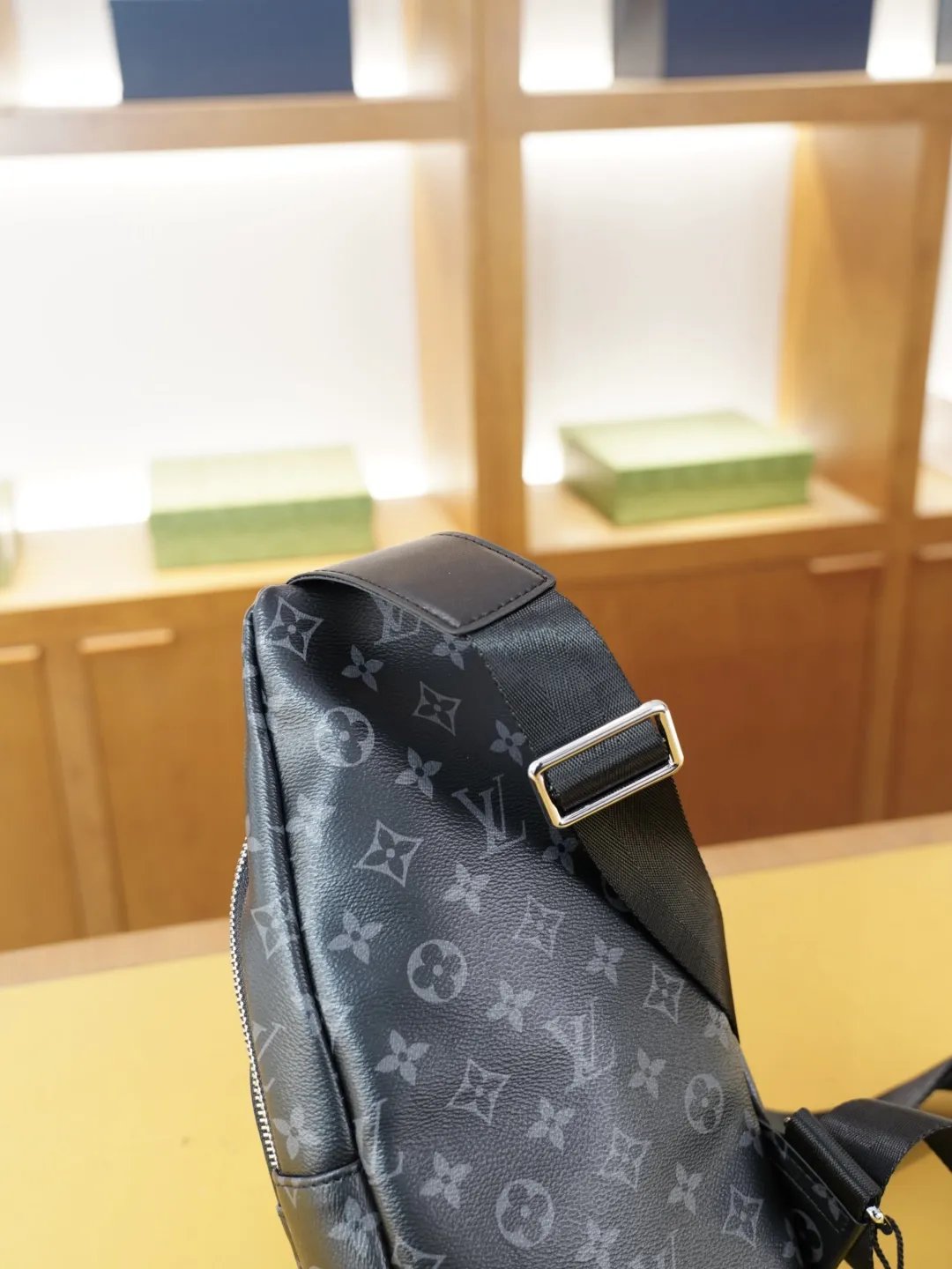 P80 🇫🇷 路易威登 官网同步 高版本 胸包 永恒不过时的标志性产品 纯原单牛皮 顶级五金制作 非市面普通版本 今年LV最爱的款式 全部实拍 实用性非常高 完全不用担心穿搭 【规格:18x30x6】