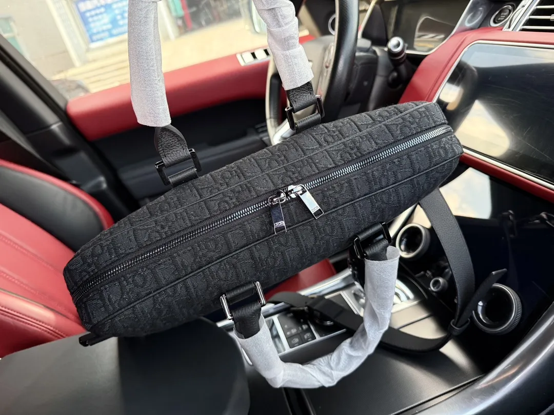 p245 牛皮版 📷高端货‼️ 新款 “ DIOR ”迪奥公文包💼 DIOR迪奥 OBLIQUE 印花Logo拆卸的皮革肩带 棉 单肩斜挎手提公文包 dior迪奥牛皮公文包 男款 黑色进口原厂面料🐂高清五金logo标志、专用里内里。顺滑拉链、油边平滑、做工精致每个细节到位!男人必备款。规格:38x28x6cm 配折叠礼盒🎁