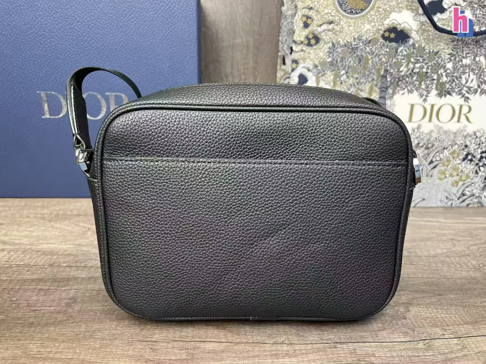 p140 迪奥Dior系列男包邮差包 ⚠️配盒 ⚠️尺寸尺寸23*17cm 👜💖 DIOR 老花斜挎包,经典魅力永流传 Dior 老花斜挎包,将复古与时尚完美融合😎。独特的花纹,彰显品牌的优雅气质💯。精致的细节,展现非凡品质。