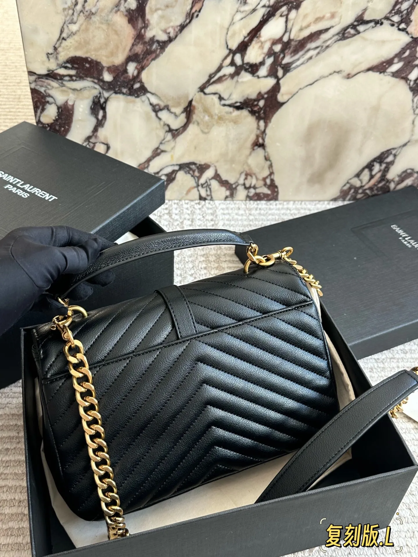原版品质 p180。 礼盒包装 🅰 YSL 圣罗兰V格 邮差包牛皮 &hearts;SLP 西班牙进口原版皮！邮差包 原版粗旷鎏金链条 标签S*int Laurent 链条包，圣罗兰（ysl）专柜永恒经典同步款，来自最新一季的绝妙设计，包身廓形类似邮差，经典的monogram logo点缀，超大容量， 五金更是特别，！工序非常复杂，给你们不一样的视觉效果！尺寸：25 18cm