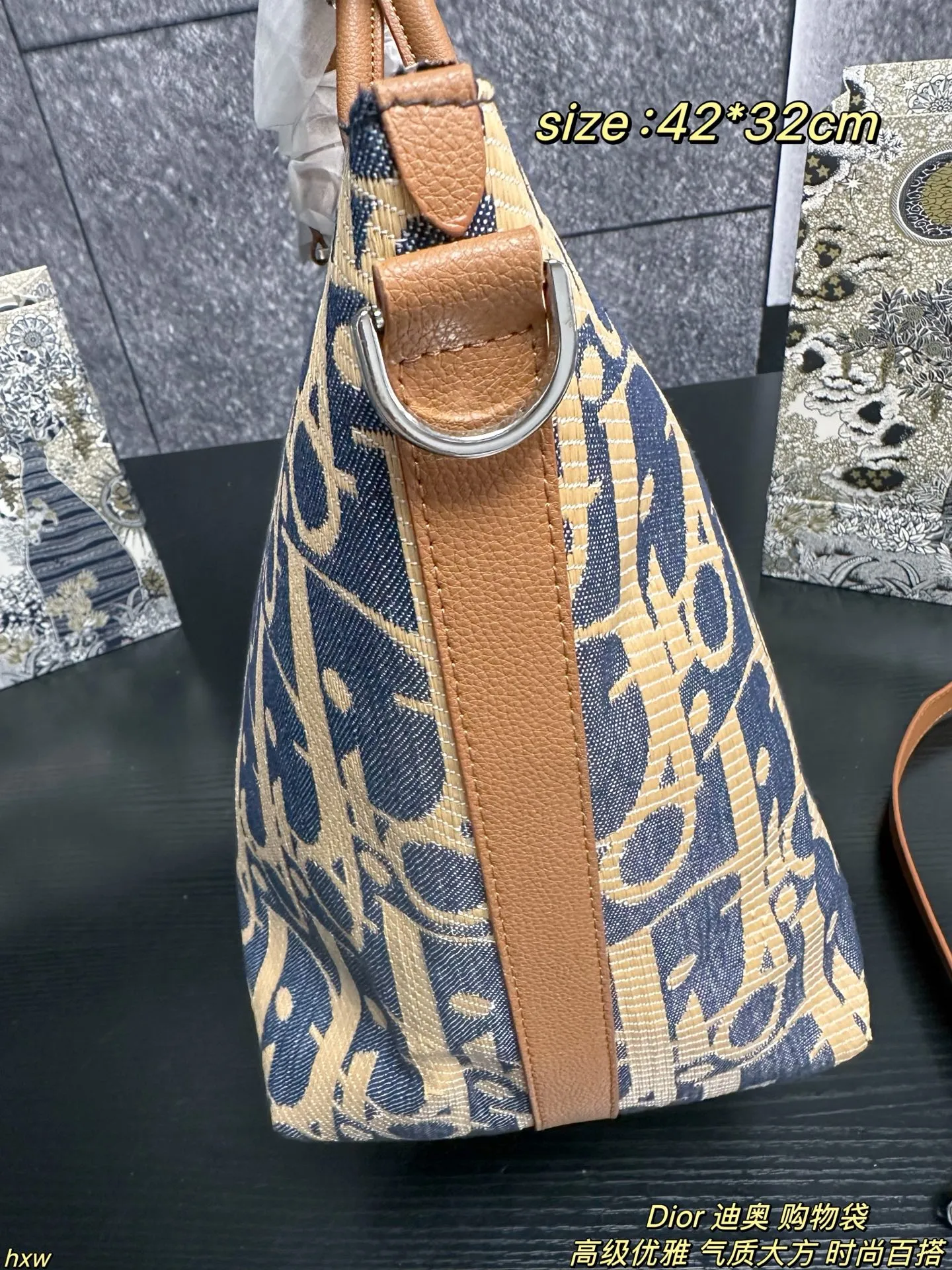 P175 Dior 迪奥 购物袋 DIOR迪奥手提敞口大容量源板绣花时尚购物袋女包托特包,每一只BOOK TOTE手袋都采用复杂的制作工艺,每只手袋的制作历时逾三十二个工时,包含三种不同的刺绣针法,由一百二十万针缝线精制而成。夏天出门必备,无论是化妆品,水杯还是遮阳伞,防晒霜,防晒喷雾,零食,统统装入,简直是百宝箱的存在 普通人也能实现大牌梦 尺寸:42*32cm