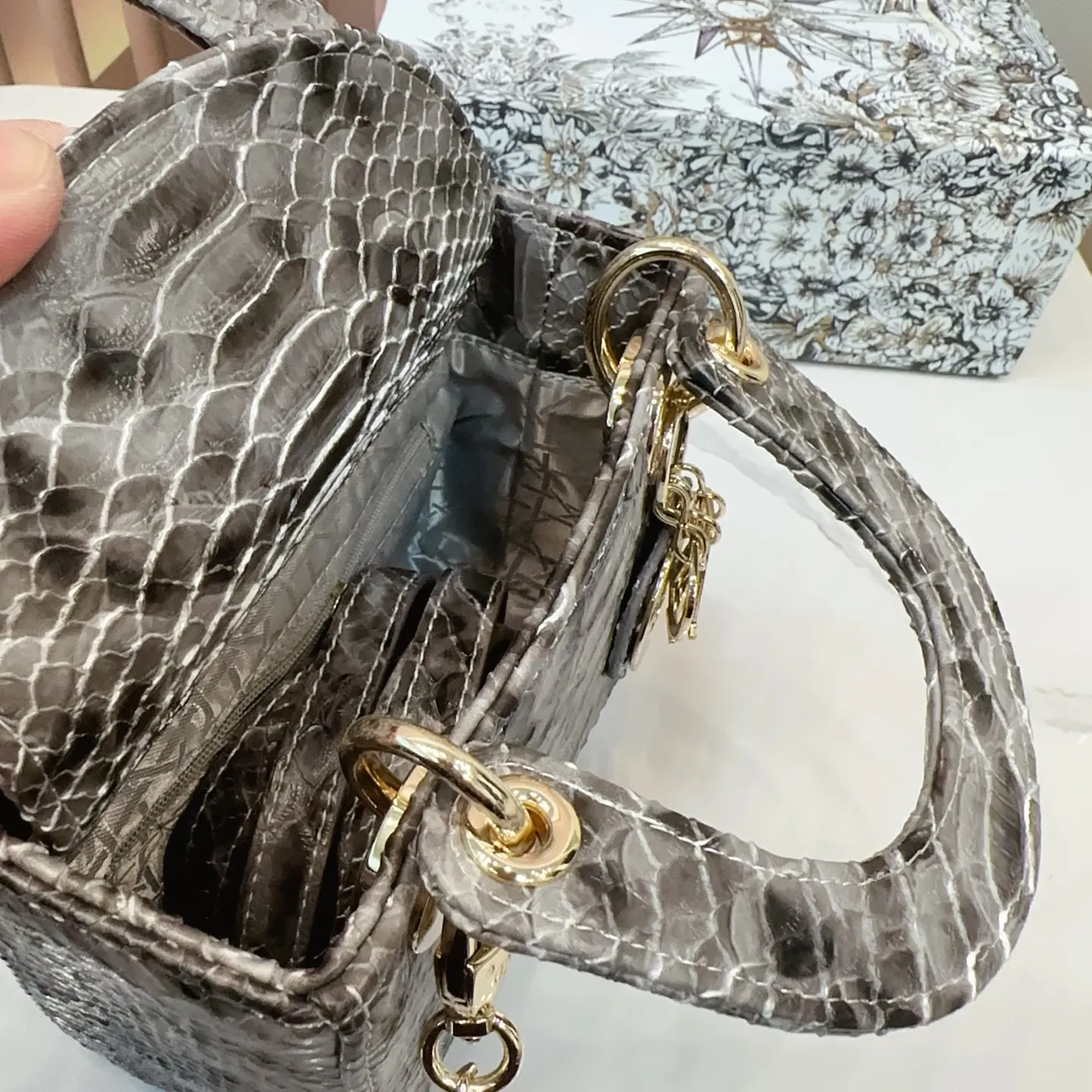 P170 折叠礼盒🎁 升级版 Dior迪奥 戴妃包 蟒蛇纹Lady戴妃包 蟒纹搭配渐变色 采用牛皮革精心制作 中号款式，搭配可拆卸的链条肩带 可拆卸的皮革肩带，可手提、肩背或斜挎 是日常造型的理想之选 尺寸 三格17cm ej