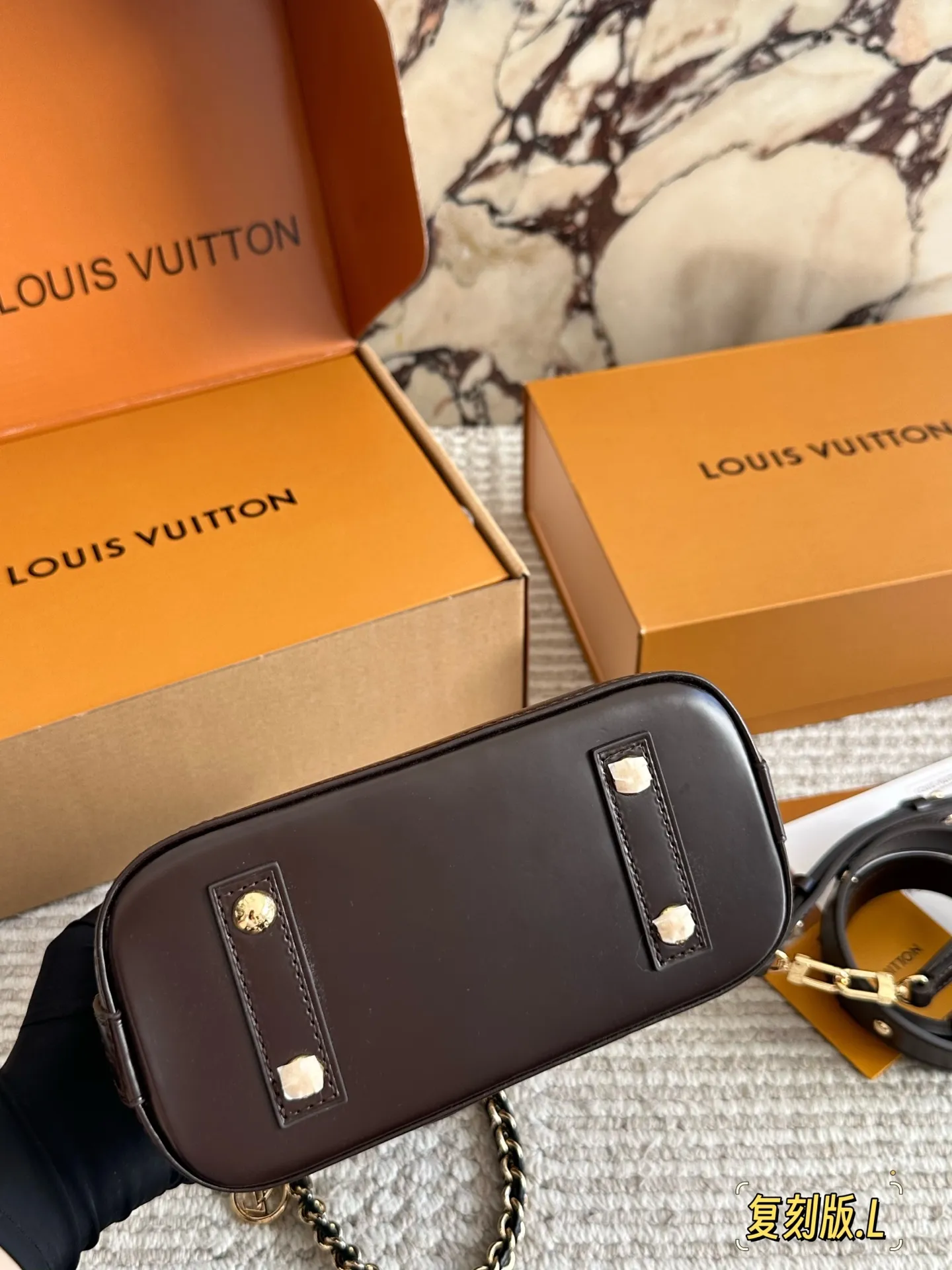 💰 220 配盒 size: 21 16cm L家 Alma贝壳包 内敛!深沉!有味道! 这款百搭的经典手袋 依然很受现代的青睐!