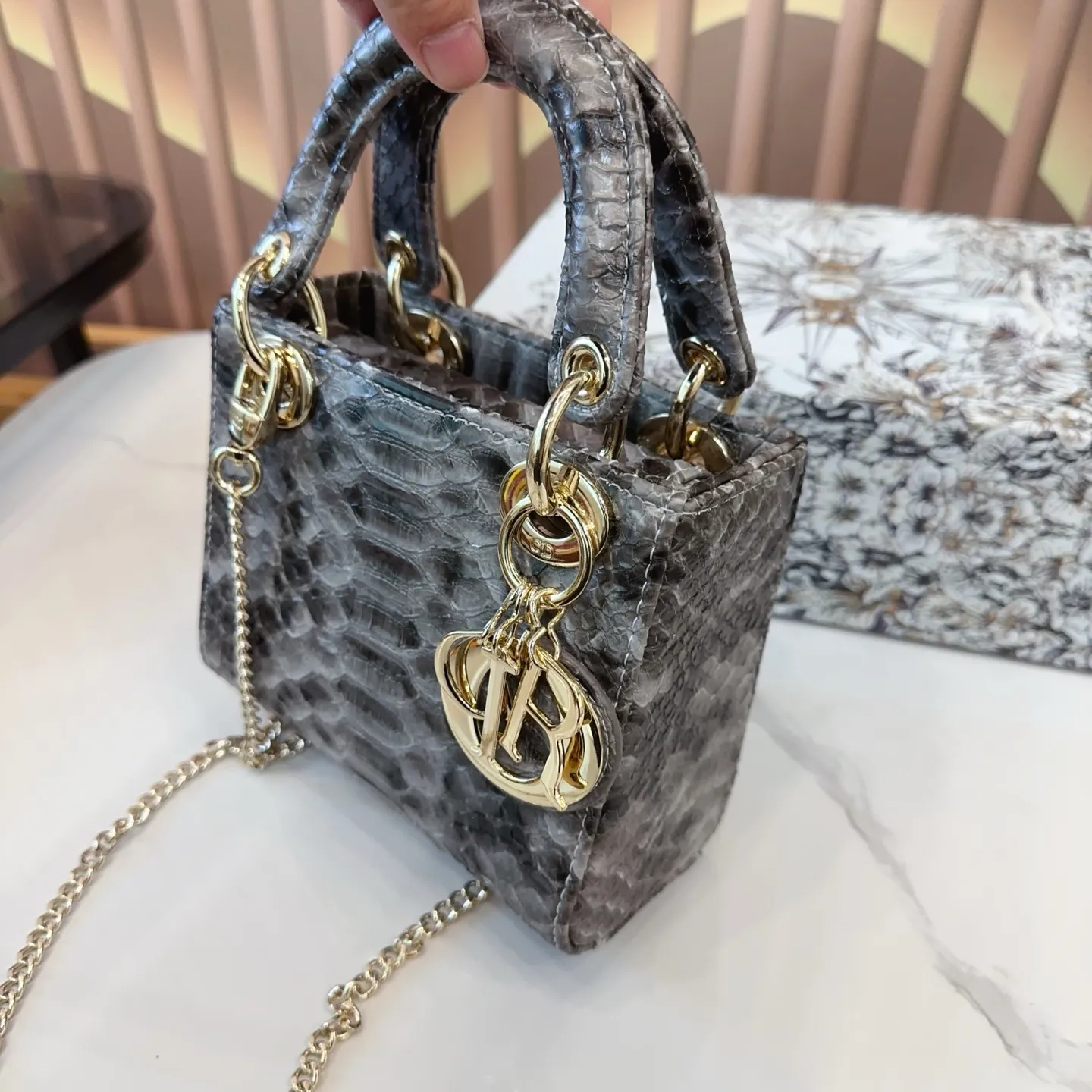 P170 折叠礼盒🎁 升级版 Dior迪奥 戴妃包 蟒蛇纹Lady戴妃包 蟒纹搭配渐变色 采用牛皮革精心制作 中号款式，搭配可拆卸的链条肩带 可拆卸的皮革肩带，可手提、肩背或斜挎 是日常造型的理想之选 尺寸 三格17cm ej