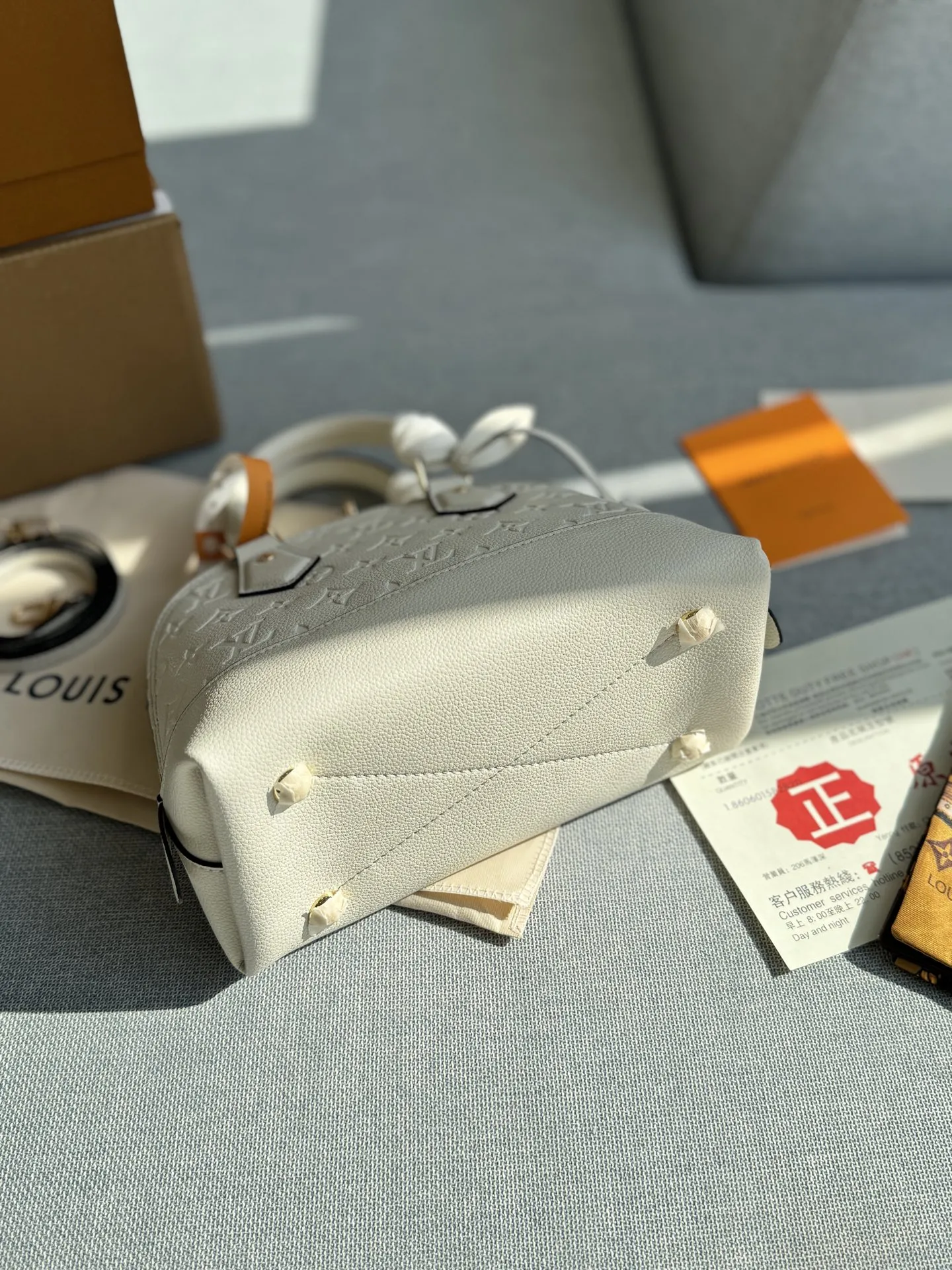 💰185 全套礼盒 size：24&times;18 LV N&Eacute;O Alma BB 压纹 贝壳包手提包 LV贝壳包超级经典的一款了，永远不会过时的那种! 容量也很充足，主要是这个贝壳样子的设计太挫我啦! 柔软的感觉内里层与鲜明的颜色。这款休闲包非常轻薄，全皮压花贝壳包内部空间宽敞，携带方式多样，是最理想的日常包。