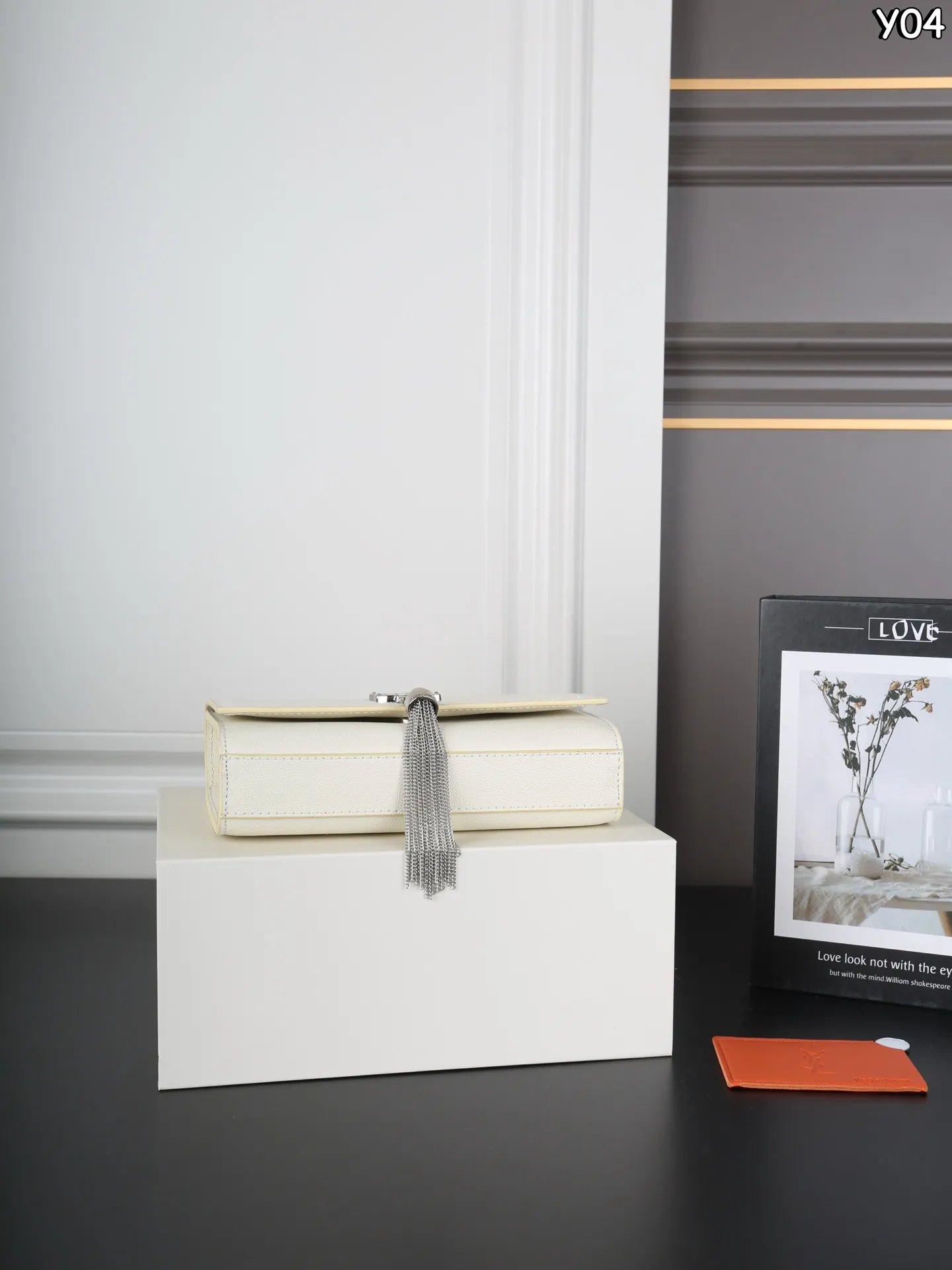 P160 全套礼盒 圣罗兰 YSL KATE 鱼子酱 流苏包链条单肩斜挎包 流苏超复古 满满的高级感 特别是流苏的材质，简直不要太好了！很有沉度的 经典流苏Kate也太🉑了吧‼️ 粒面牛皮耐磨耐用，链条可随意调节变换背法，既可斜背又可腋下，更是完美晚宴包！ 尺寸：20&times;13