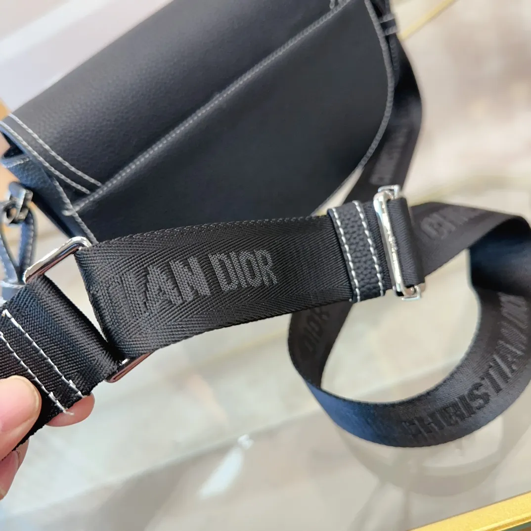 p180配礼盒🎁 Dior/迪奥 新款 男包系列的相机包实在帅la~ 简单有质感的设计对于日常即使不爱穿搭的男生都很友好 基础款搭配起来也能提升整体时髦度实用又很高级 尺寸 :24*6*17cm