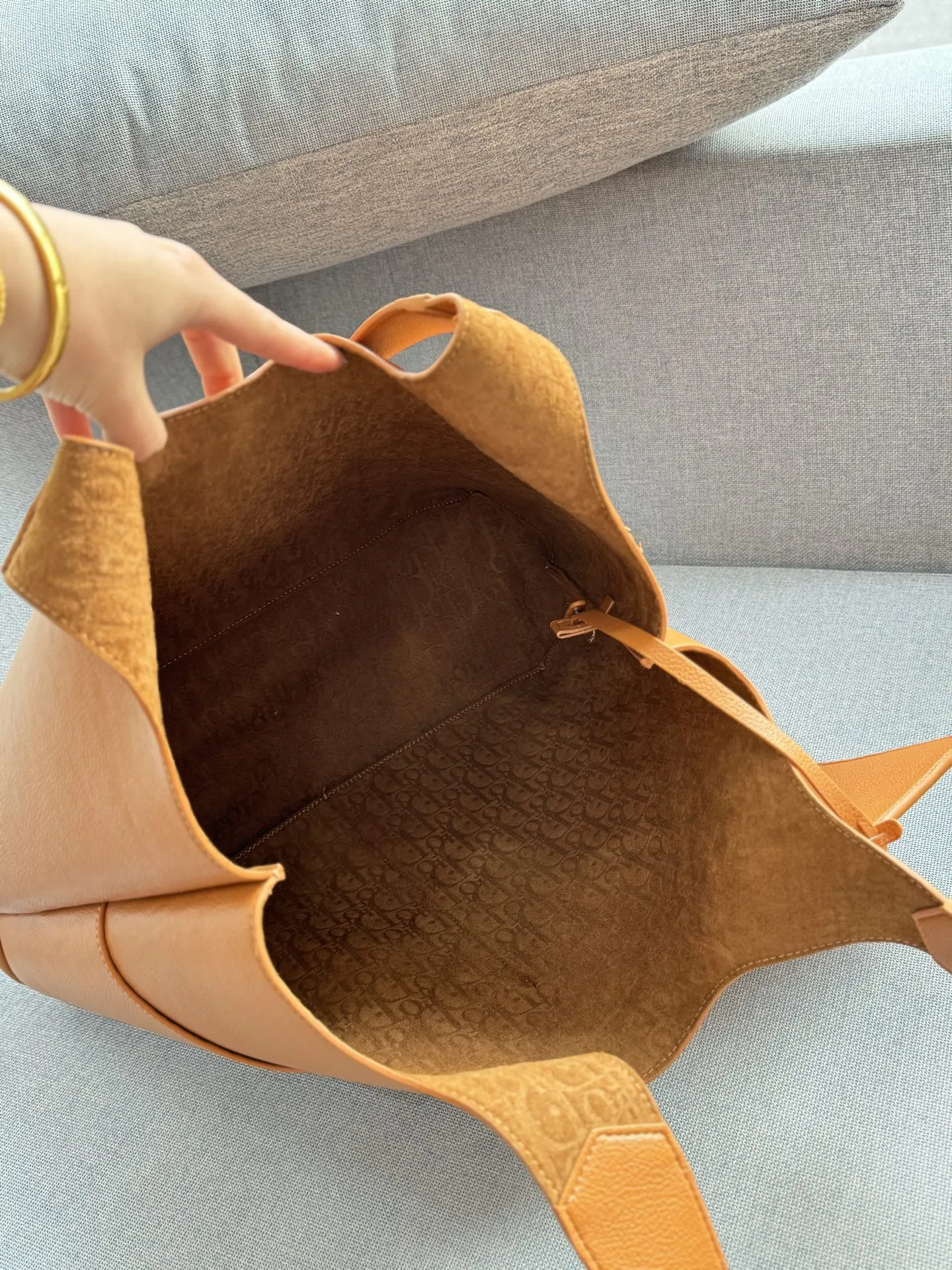 💰205 size:41×33 DIOR迪奥 Privé 腋下包 托特包Tote包购物袋 手提包 细腻高级的小牛皮材质 每一次触碰都能感受到这款包的价值 低调的设计,高级男包该有的私密奢华 足够大的容量,型男通勤绝配 配了同色的拉链手袋存放私密物件 内侧是若隐若现的DIOR老花压纹,彰显质感