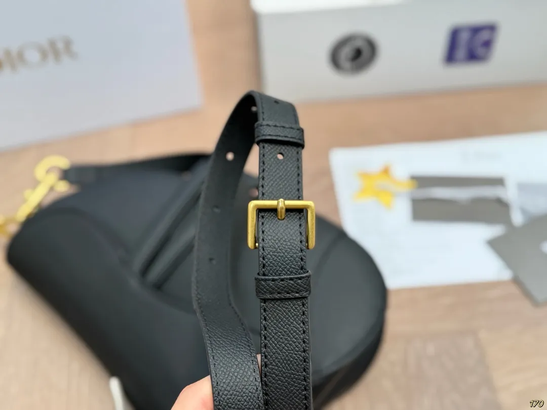 &yen;185/&yen;180飞机盒 Dior迪奥 马鞍包胸包 超级好搭配 一年四季皆可 适合日常出行 闺蜜逛街 都是超级不错的选择 尺寸：25 20/19 16