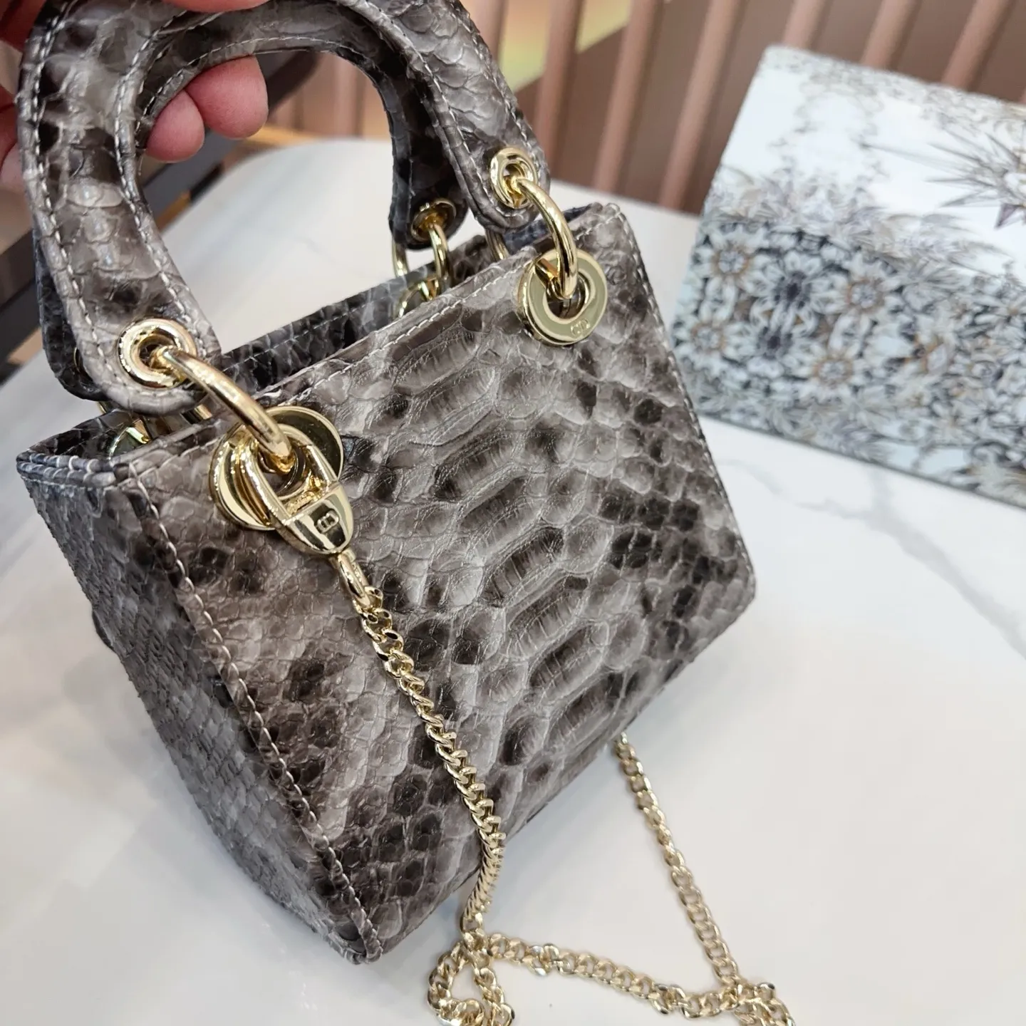 P170 折叠礼盒🎁 升级版 Dior迪奥 戴妃包 蟒蛇纹Lady戴妃包 蟒纹搭配渐变色 采用牛皮革精心制作 中号款式，搭配可拆卸的链条肩带 可拆卸的皮革肩带，可手提、肩背或斜挎 是日常造型的理想之选 尺寸 三格17cm ej