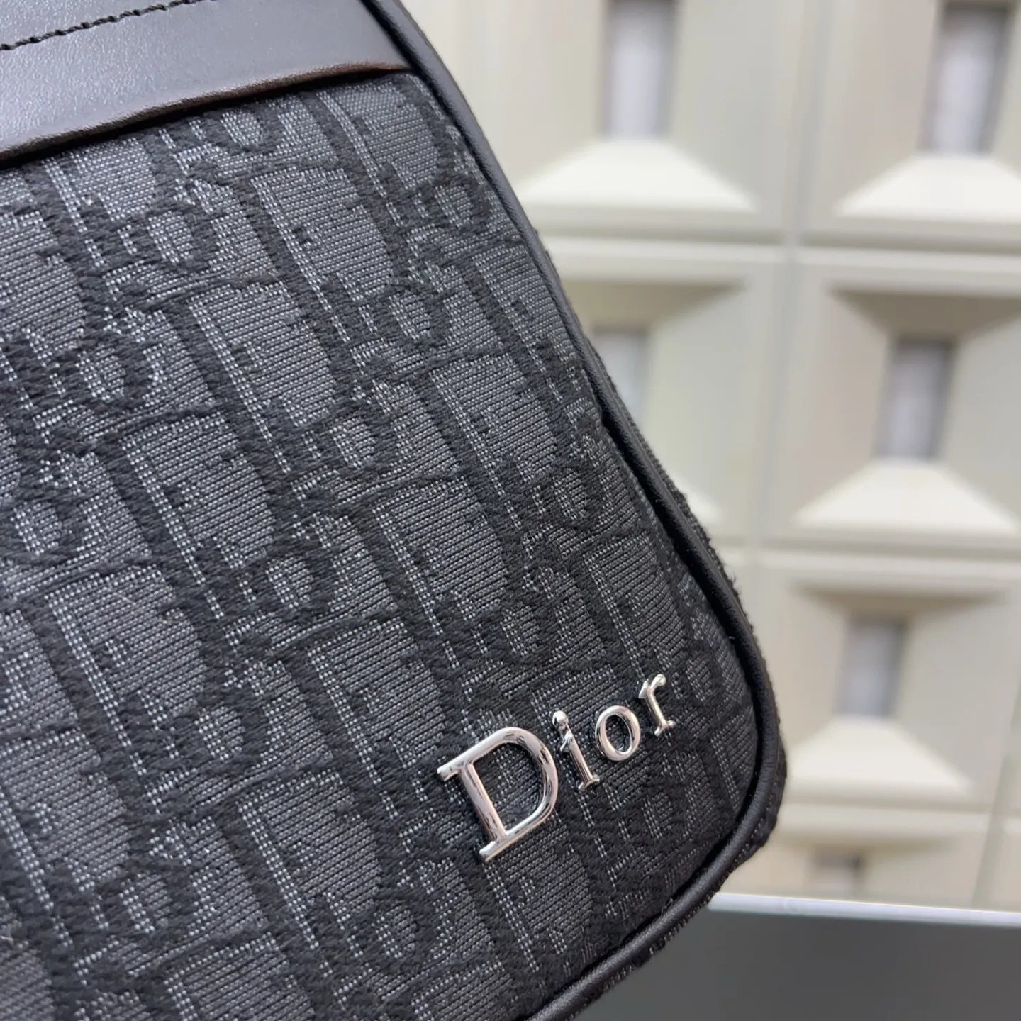 P80 Dior 迪奥 CD胸包 牛仔布 斜挎单肩背包 实物拍摄 原厂原版面料 配送防尘袋 28 x 17 cm。