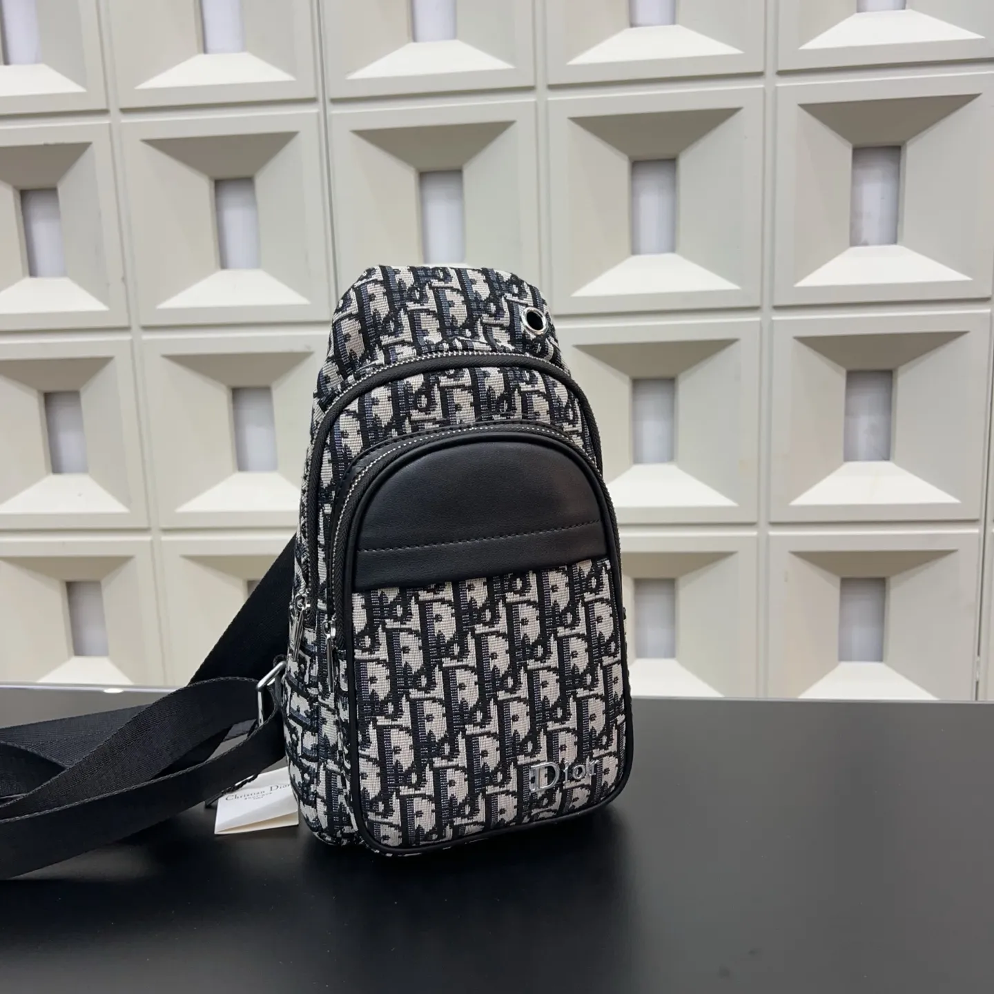 P80 Dior 迪奥 CD胸包 牛仔布 斜挎单肩背包 实物拍摄 原厂原版面料 配送防尘袋 28 x 17 cm。