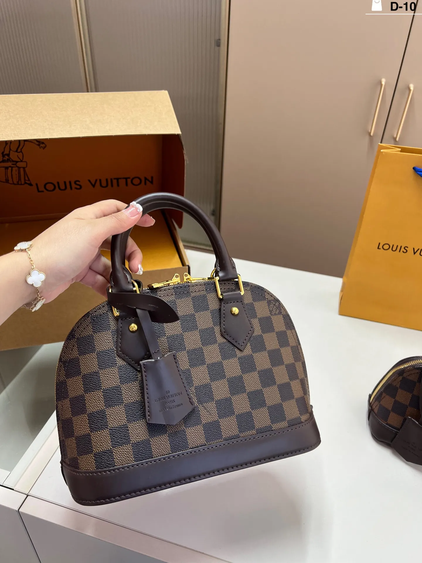 大💰p145 LV/ 路易威登 贝壳包 手感超级好 搭配起来超级美腻 超级推荐 走秀款同步 人手一只。 D-10尺寸25×19/19×13折叠盒