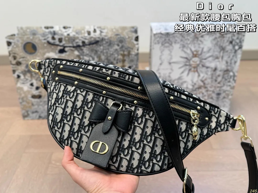¥120配盒 迪奥Dior最新款腰包胸包 这款腰包太好看啦,特别百搭时尚 很绝,单肩也很好看!必须入手呀! 尺寸:31 17