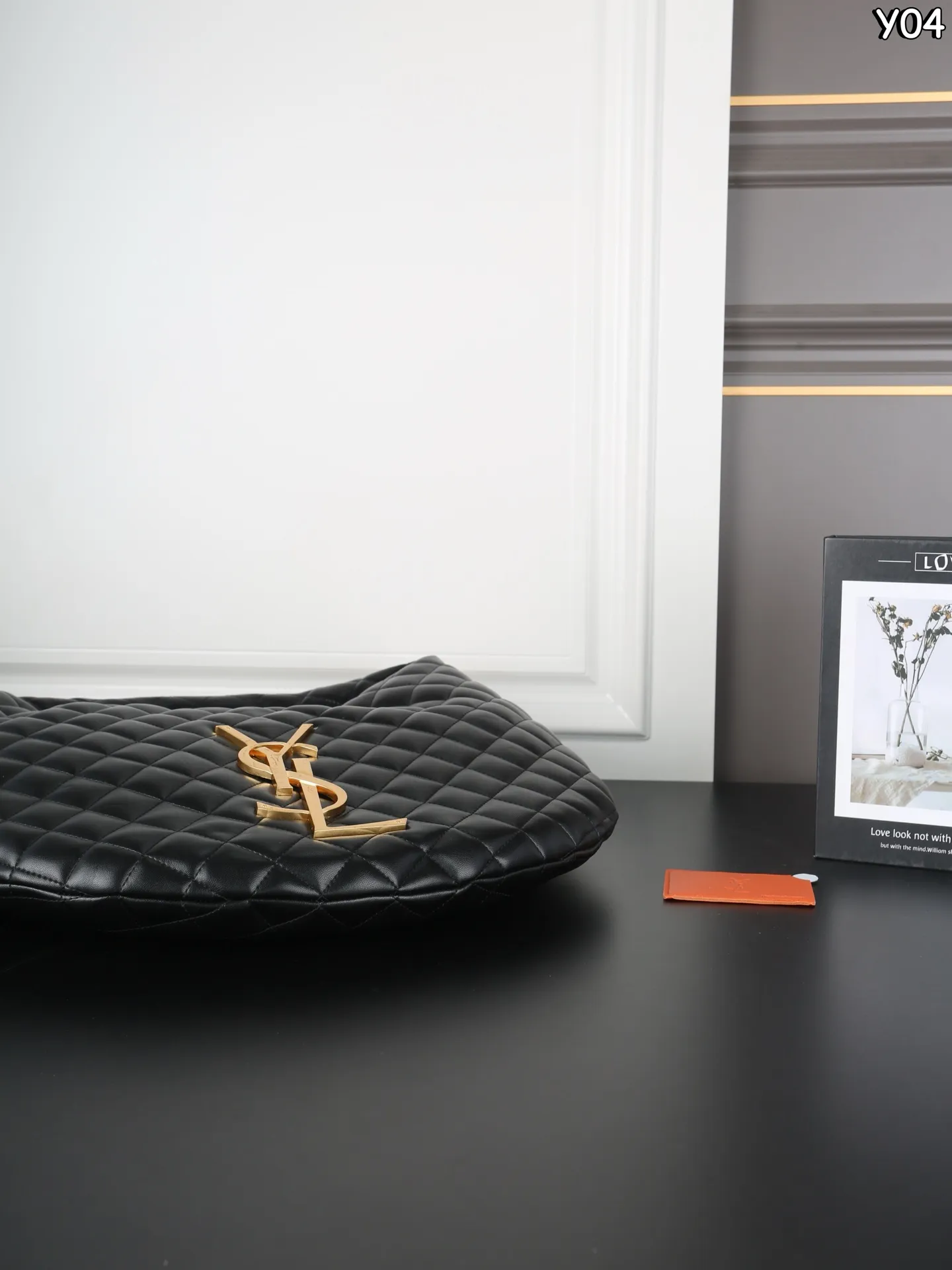 P230 YSL圣罗兰 ICARE HOBO 腋下包 手提包 YSL超🔥的一款大包包ICARE，25年秋冬推出腋下包款啦[氛围感R]大包爱好者又🈶新的选择啦！ 当年YSL ICARE就🔥的不要不要的，一枚大金属logo是视觉焦点，ICARE HOBO继承了这些特征，软质包身贴合日常，随手一挎便融入通勤、逛街或短途出行的节奏[爆炸R] 简约设计藏得住细节，无论是装点小物的内袋，还是耐造的面料，都为实用主义而生～ 别看是羊皮哦，耐造又高级👌～ 尺寸：45&times;35