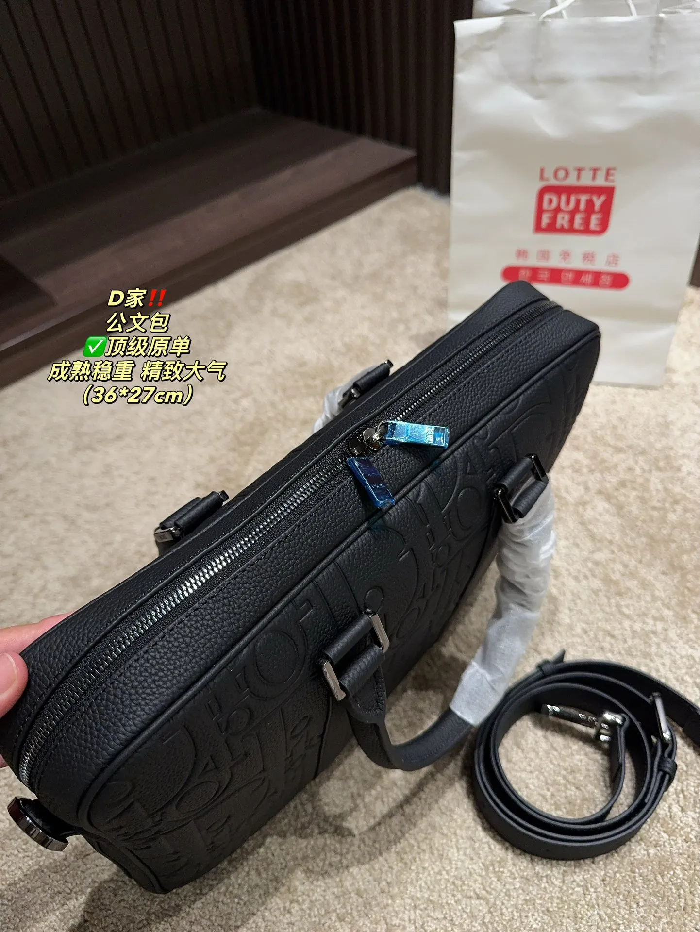 ✅顶级原单P250⚠️尺寸36.27 迪奥 公文包 DIOR 格调满满，自带一股低调沉稳儒雅的气息！ 版型挺阔，很有型！越用越有沉淀的味道！ 更加低调、沉稳！！ 可单肩可斜挎，不分年龄不分身高！实用百搭！