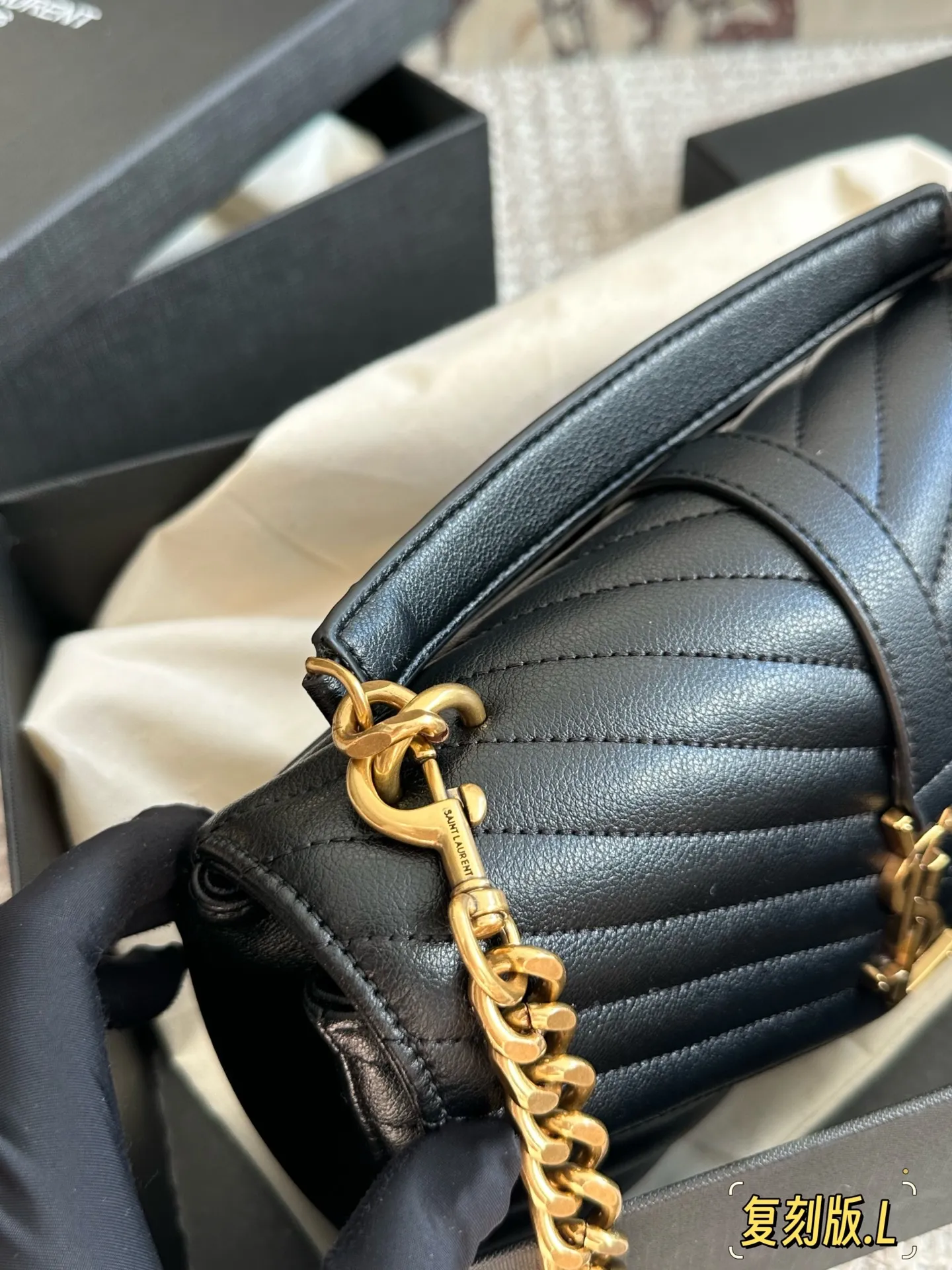 原版品质 p180。 礼盒包装 🅰 YSL 圣罗兰V格 邮差包牛皮 ♥SLP 西班牙进口原版皮!邮差包 原版粗旷鎏金链条 标签S*int Laurent 链条包,圣罗兰(ysl)专柜永恒经典同步款,来自最新一季的绝妙设计,包身廓形类似邮差,经典的monogram logo点缀,超大容量, 五金更是特别,!工序非常复杂,给你们不一样的视觉效果!尺寸:25 18cm